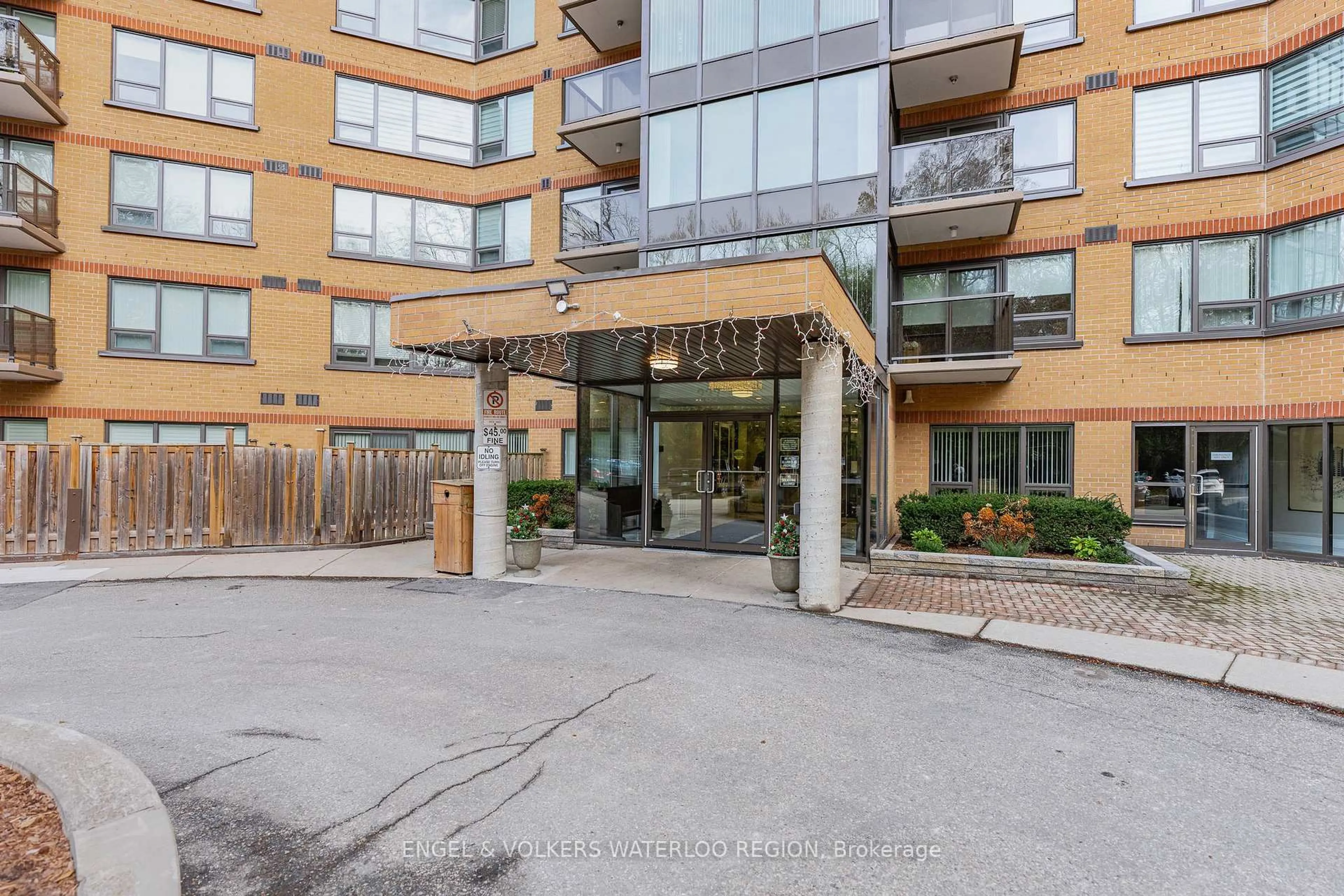 Indoor foyer for 237 King St #810, Cambridge Ontario N3H 5L2