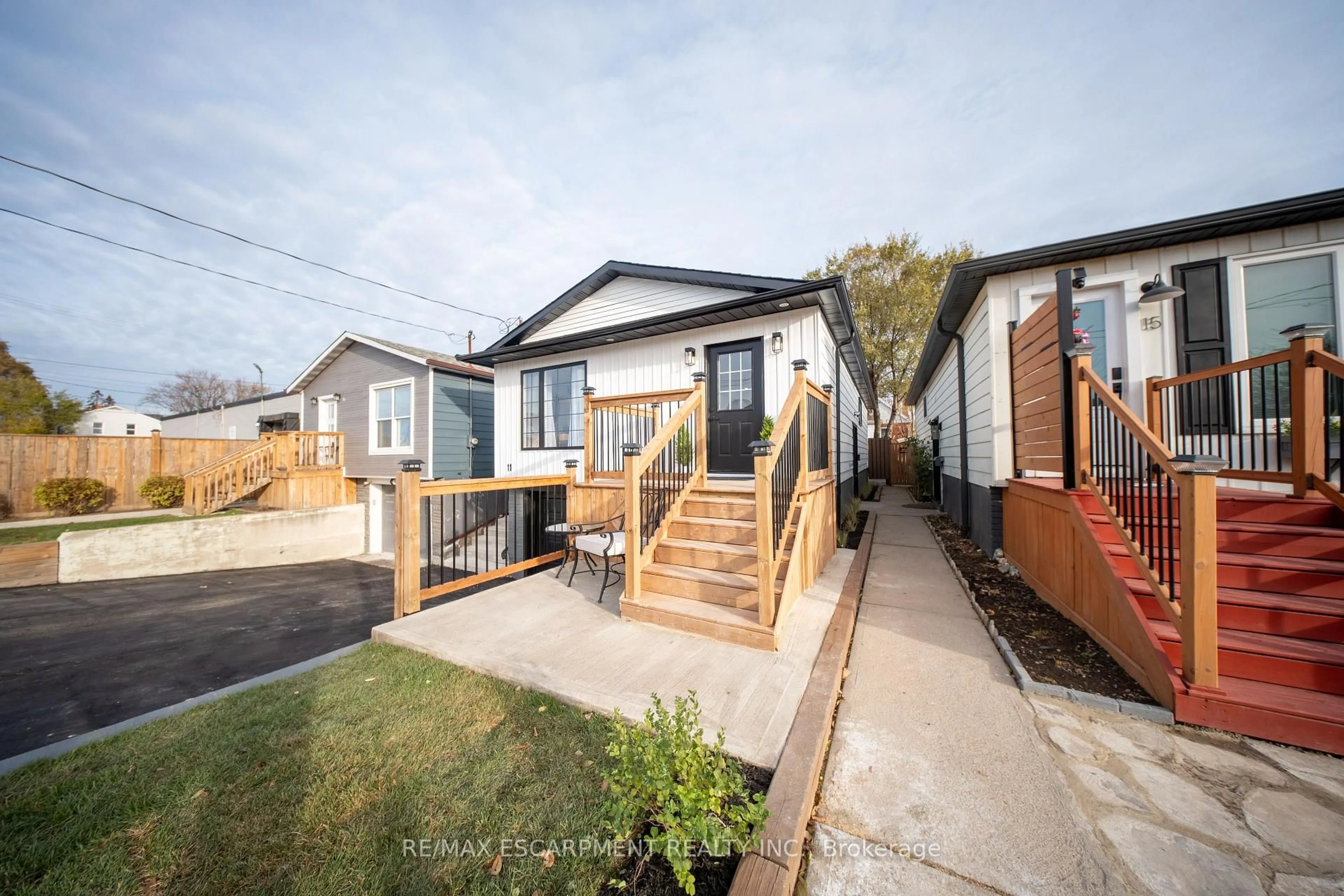 A pic from outside/outdoor area/front of a property/back of a property/a pic from drone, street for 11 GARSIDE Ave, Hamilton Ontario L8G 4A8