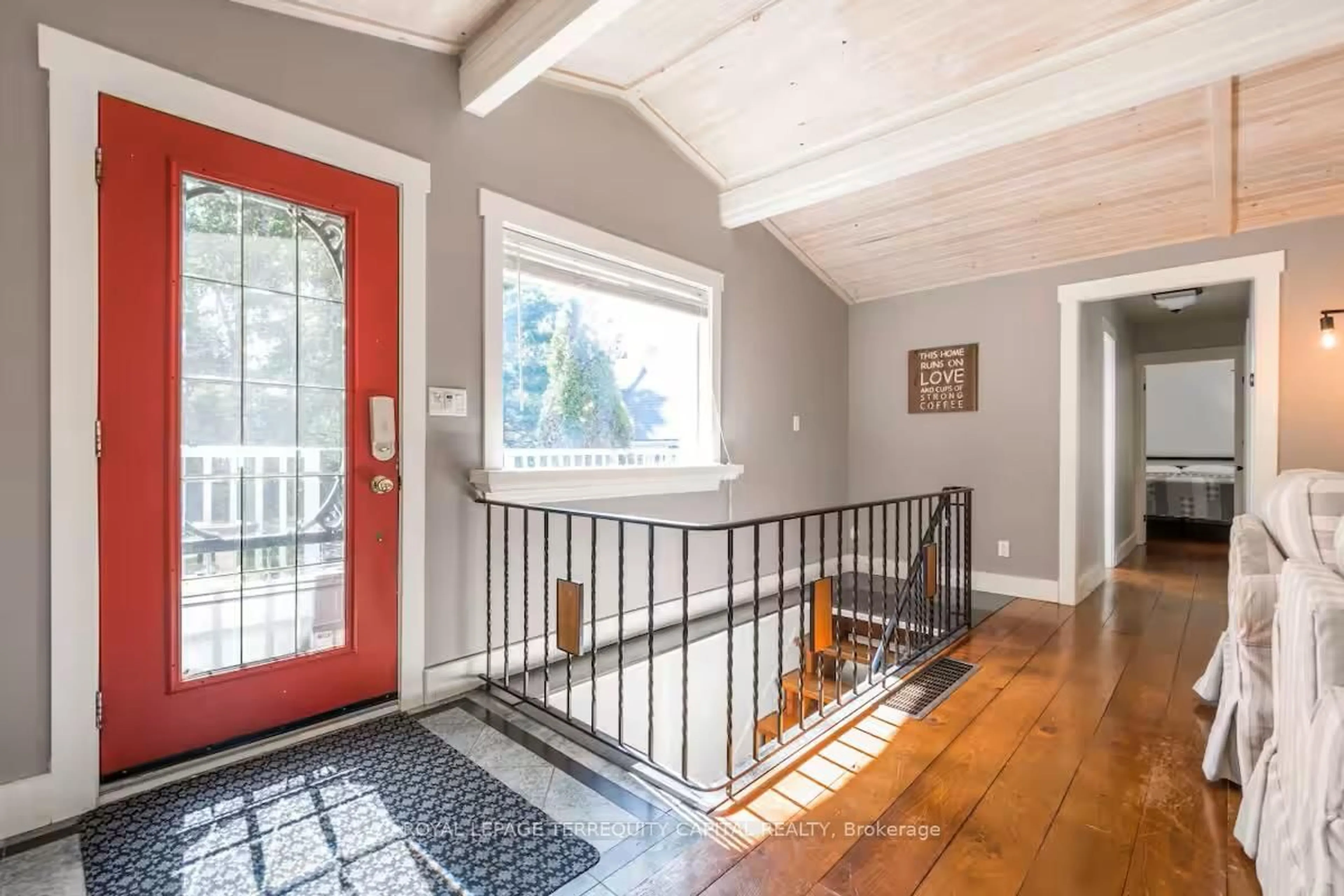 Indoor entryway for 9 Denniss Dr, Bracebridge Ontario P1L 1W9