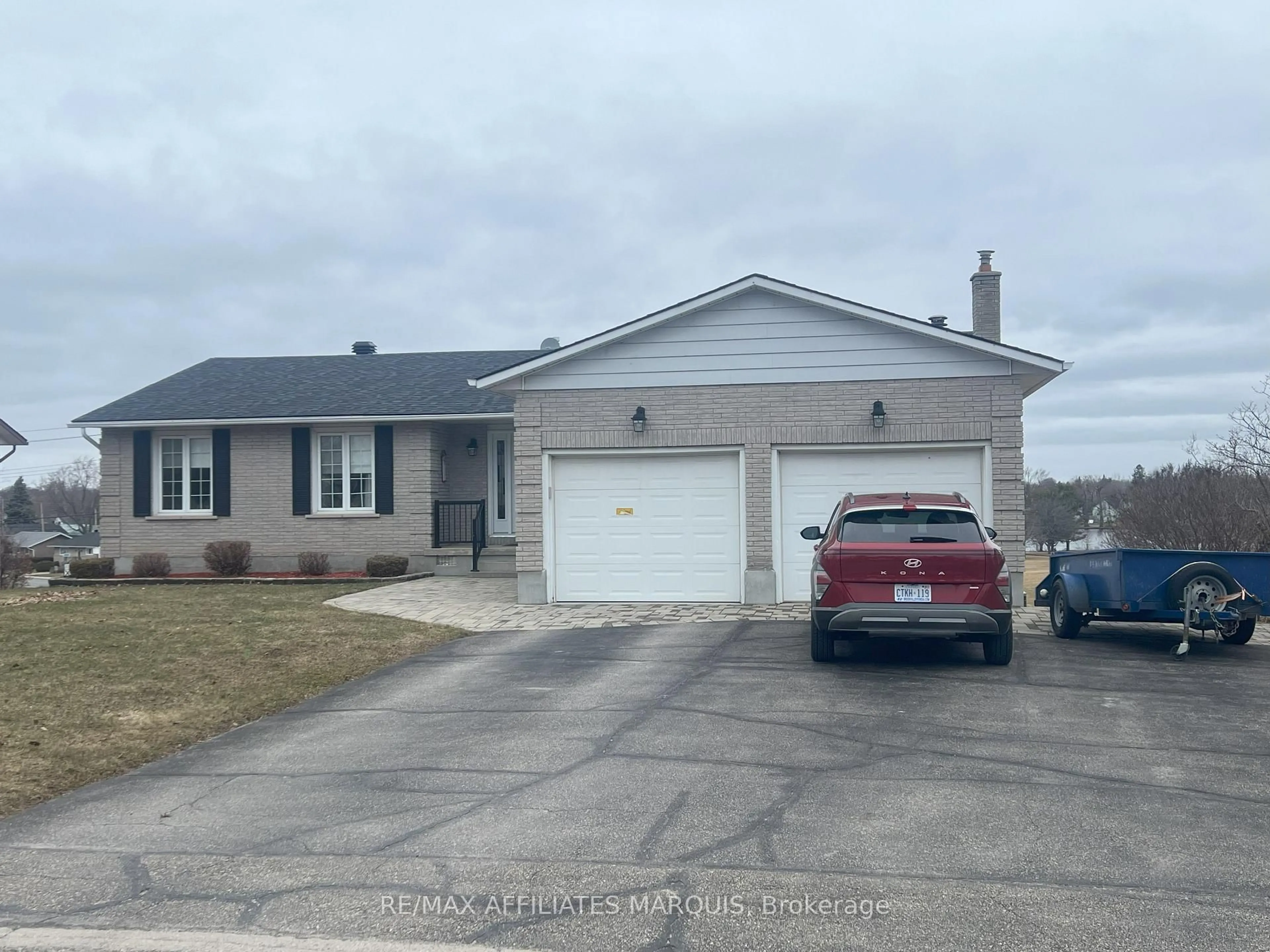 Home with vinyl exterior material, street for 74 Colonel By Cres, Smiths Falls Ontario K7A 5B6