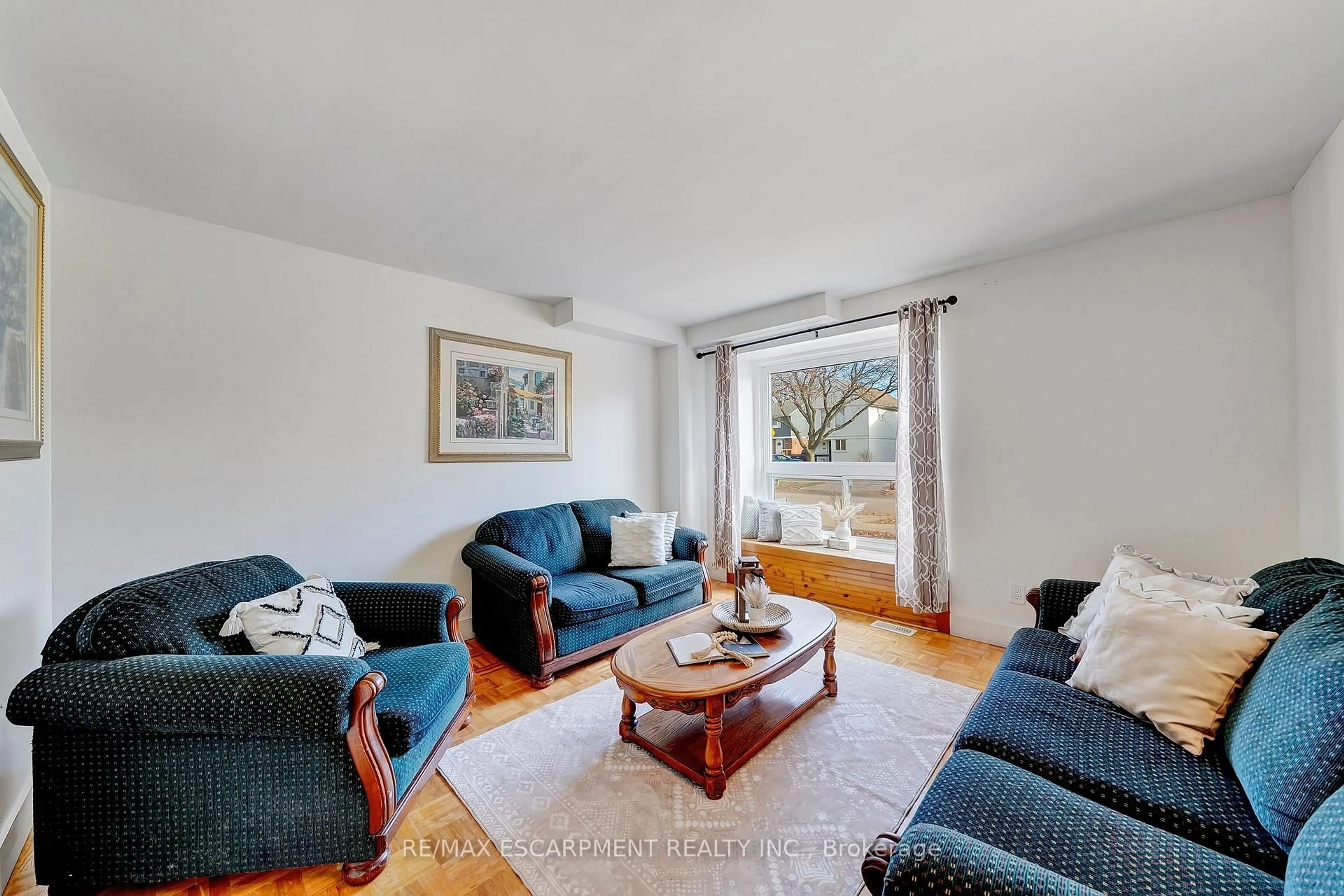 Living room with furniture, unknown for 408 East 21st St, Hamilton Ontario L8V 2V2