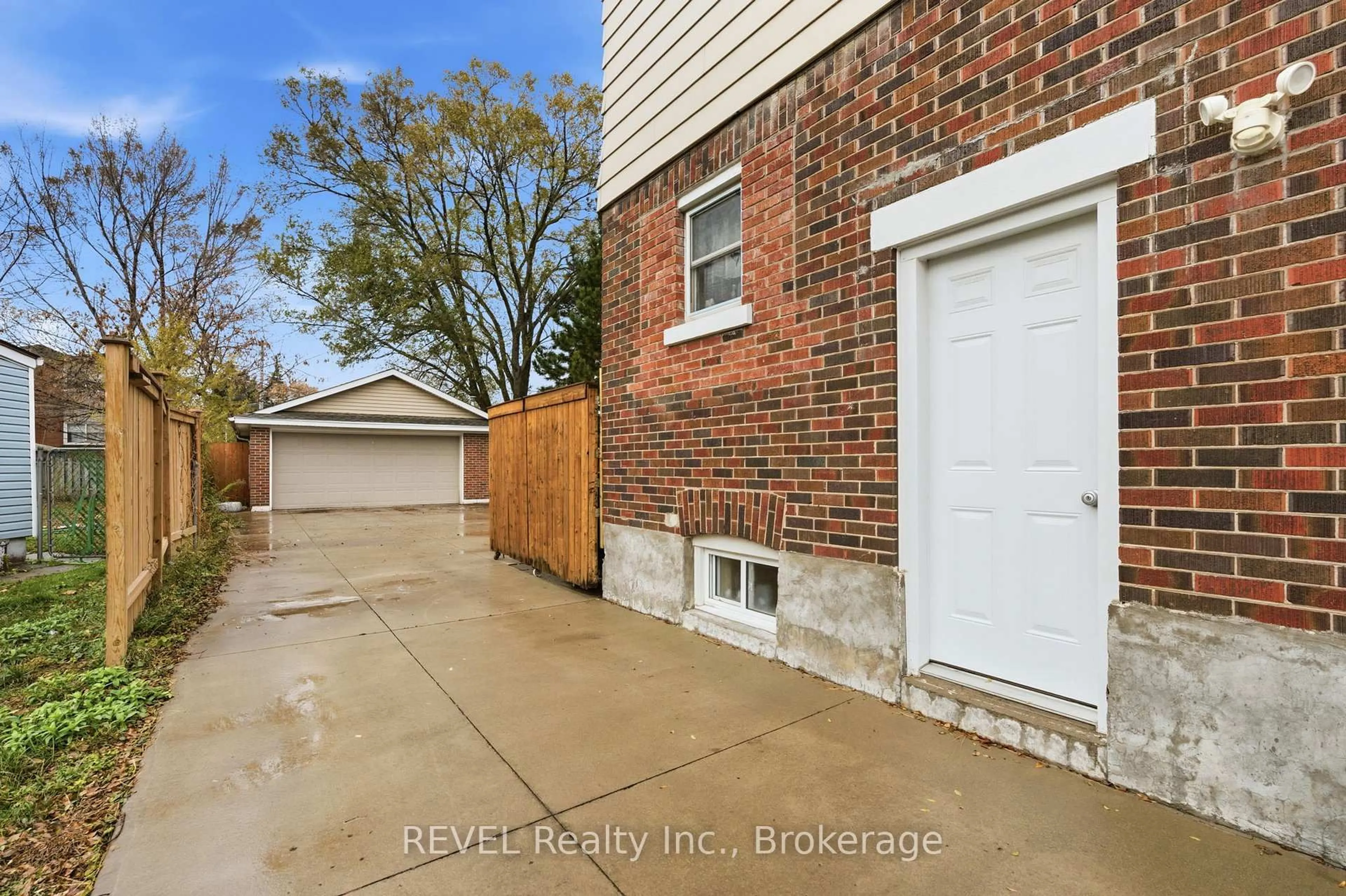 Unknown for 11 Facer St, St. Catharines Ontario L2M 5H1