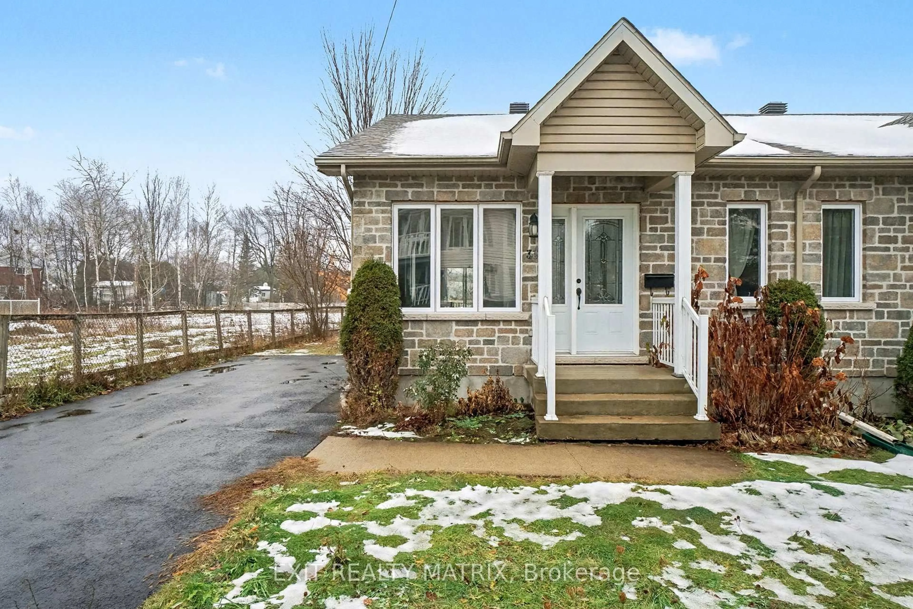 Unknown for 332 Higginson St, Hawkesbury Ontario K6A 3W6