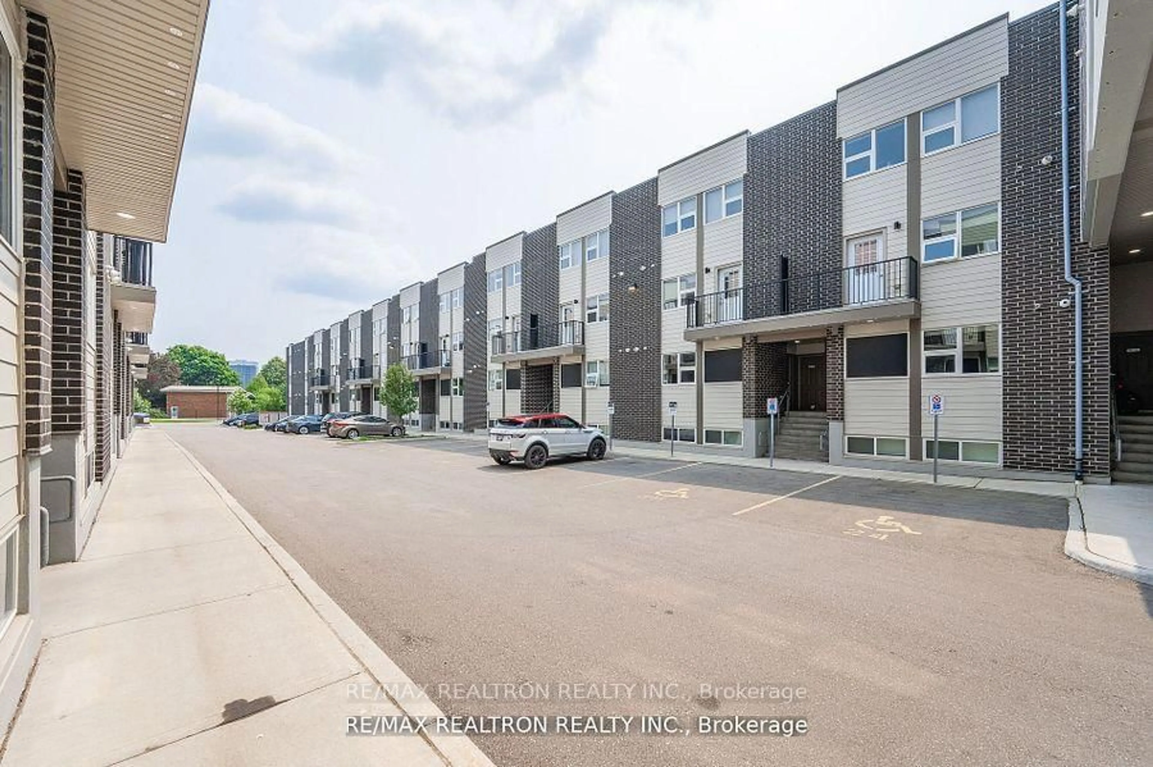 Patio, street for 338 Albert St #220, Waterloo Ontario N2L 0G8