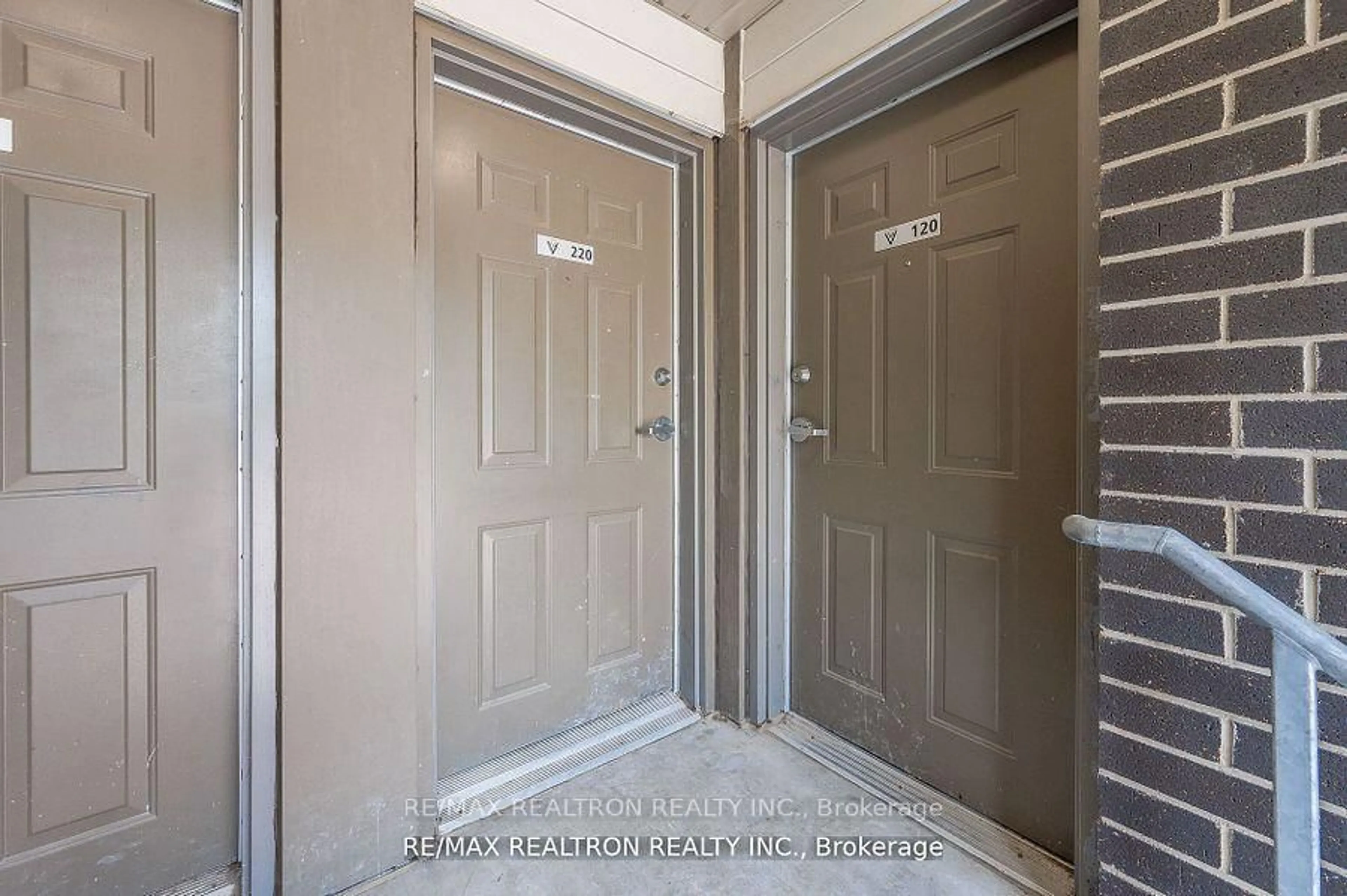 Indoor entryway for 338 Albert St #220, Waterloo Ontario N2L 0G8