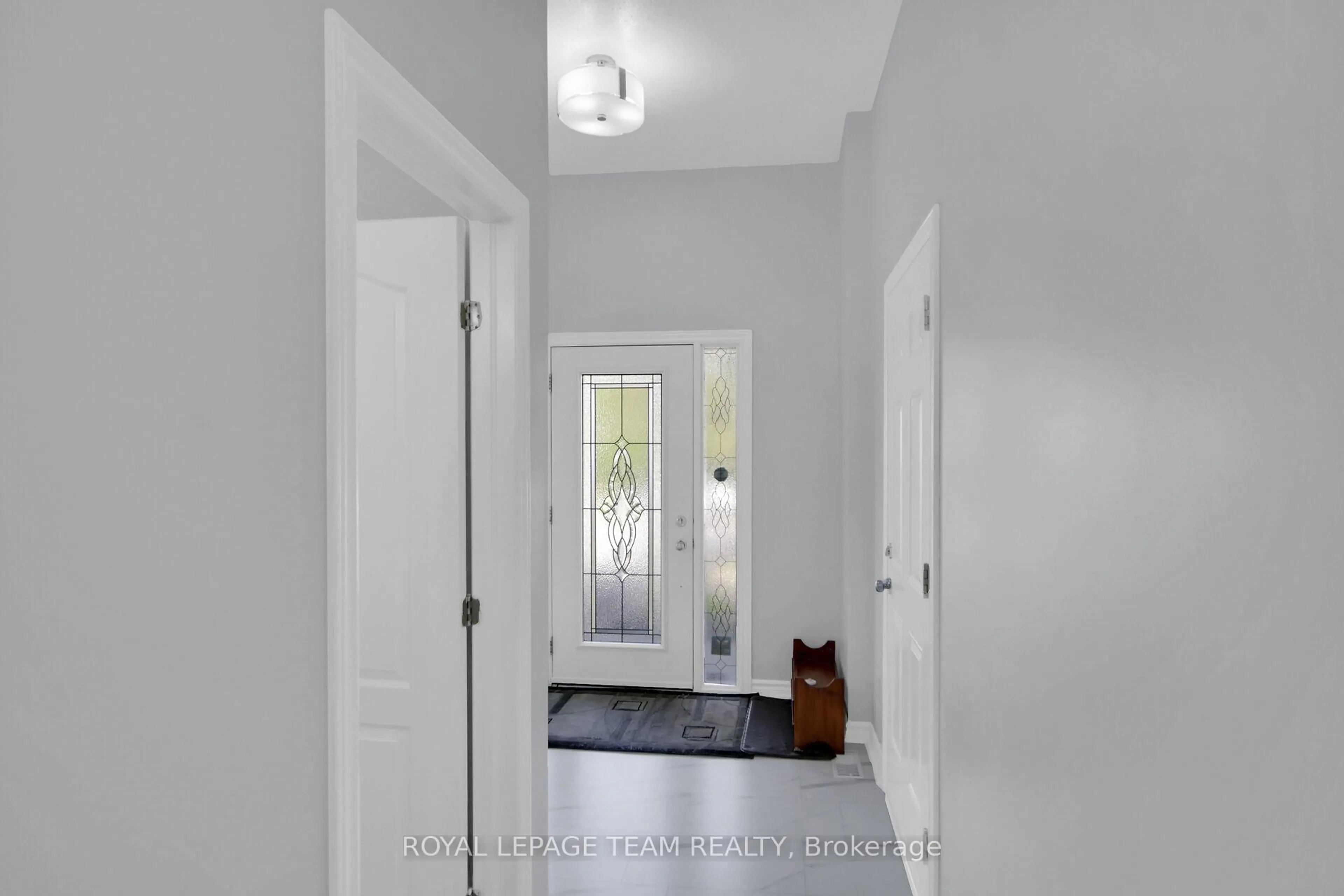 Indoor entryway for 1024 Northgraves Cres, Ottawa Ontario K2M 0C8