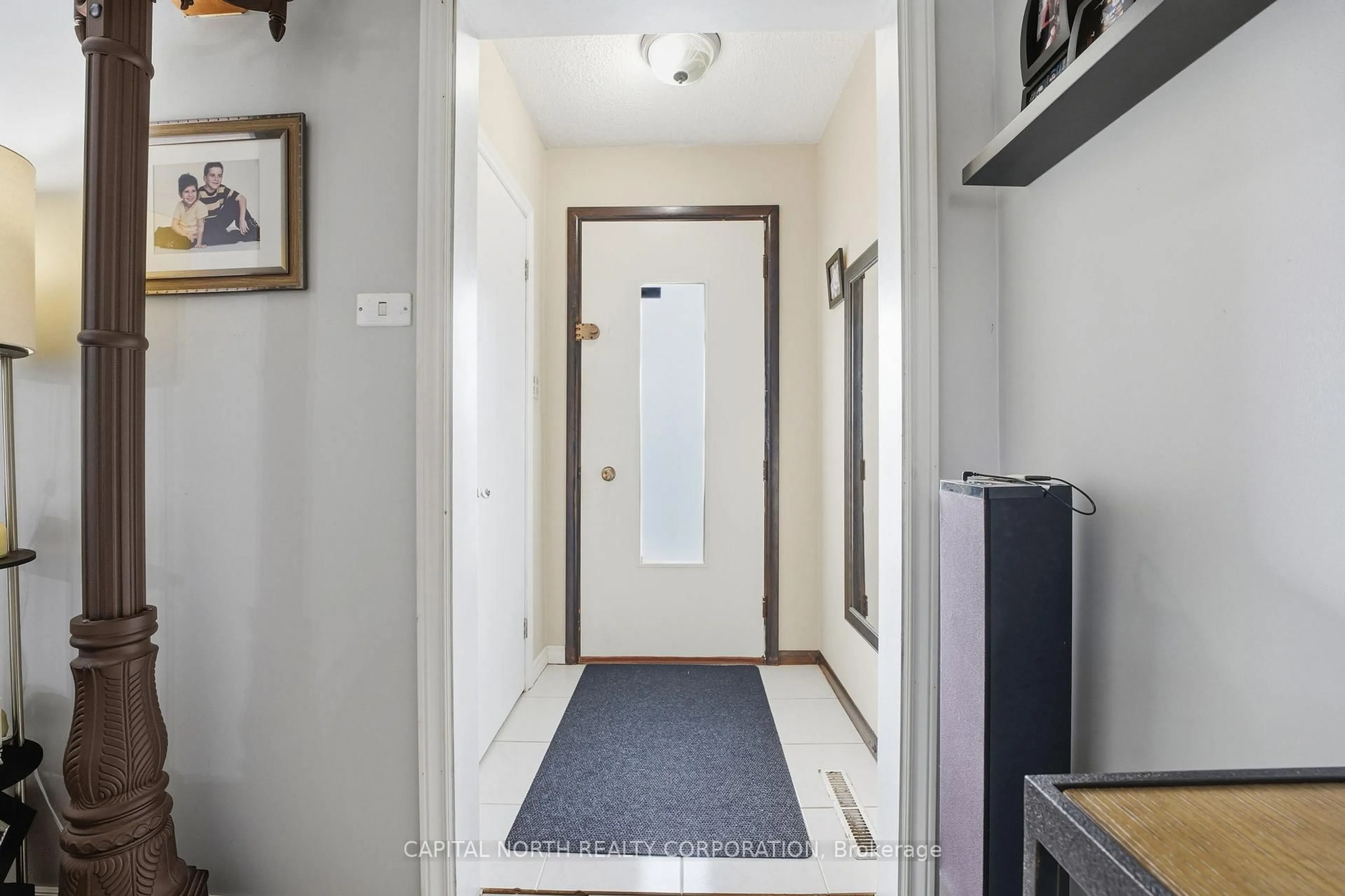 Indoor entryway for 120 Stone Church Rd, Hamilton Ontario L9B 1A3