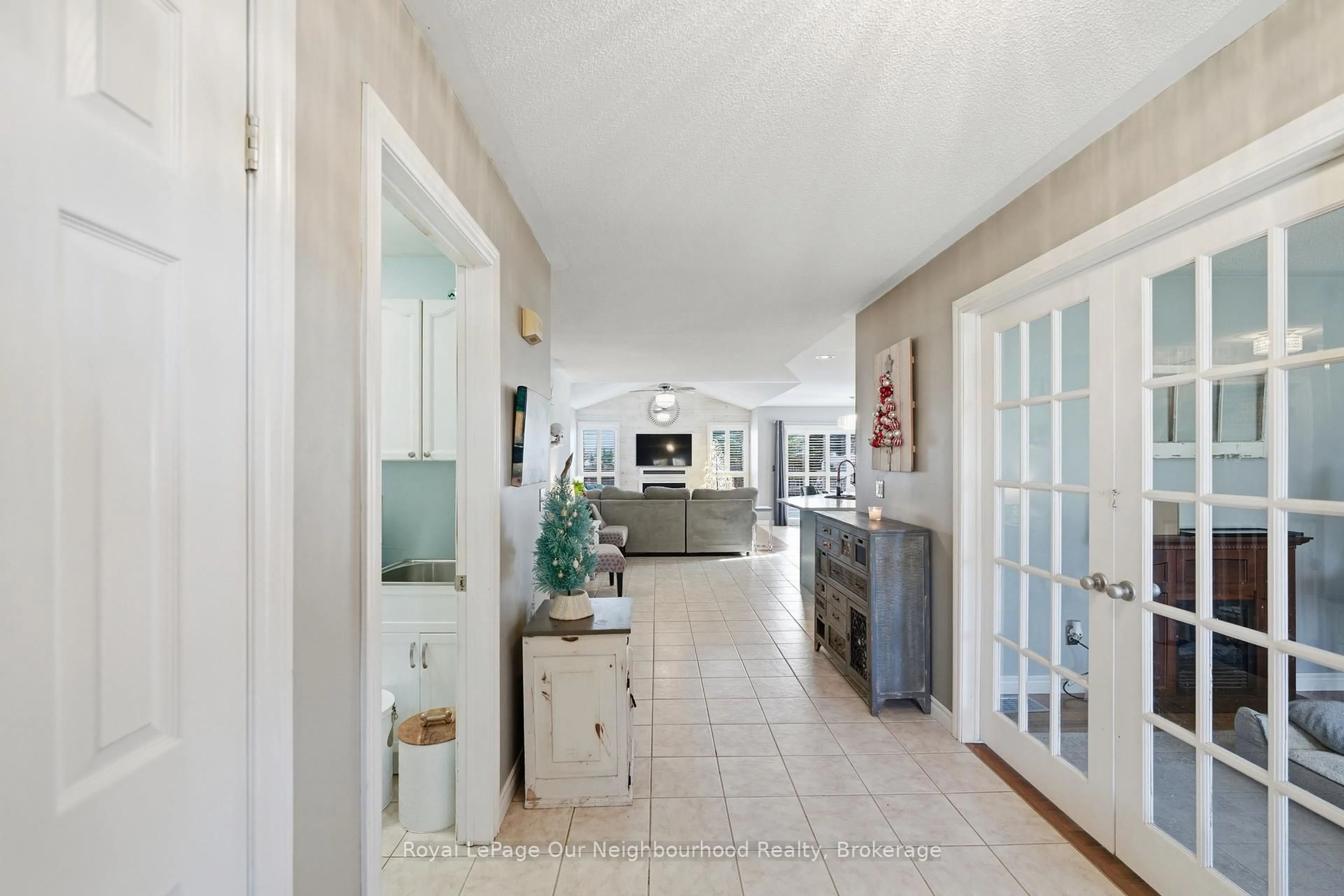 Indoor entryway for 25 Klein St, Port Hope Ontario L1A 4J4