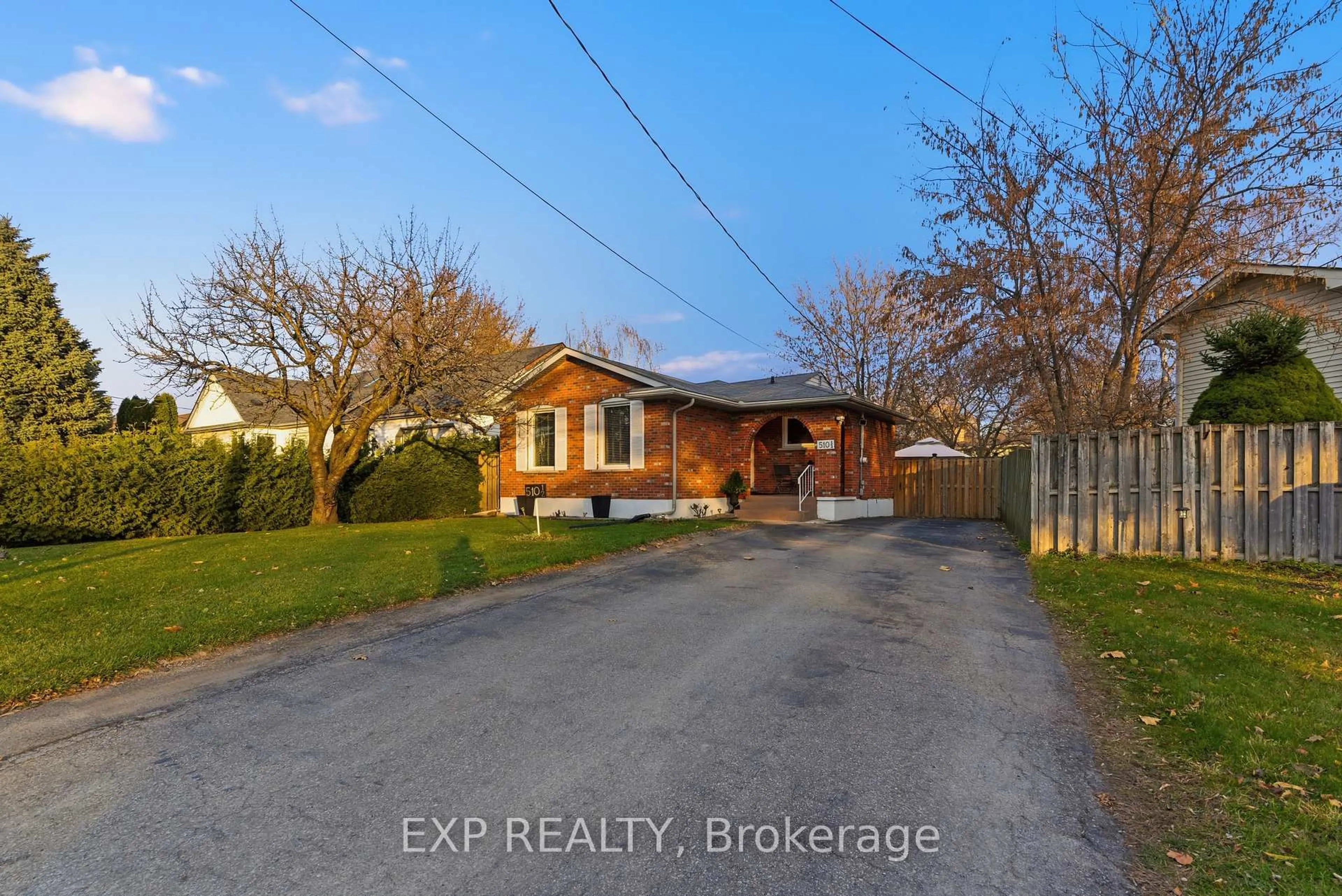 A pic from outside/outdoor area/front of a property/back of a property/a pic from drone, street for 510 1/2 Niagara St, St. Catharines Ontario L2M 3P5