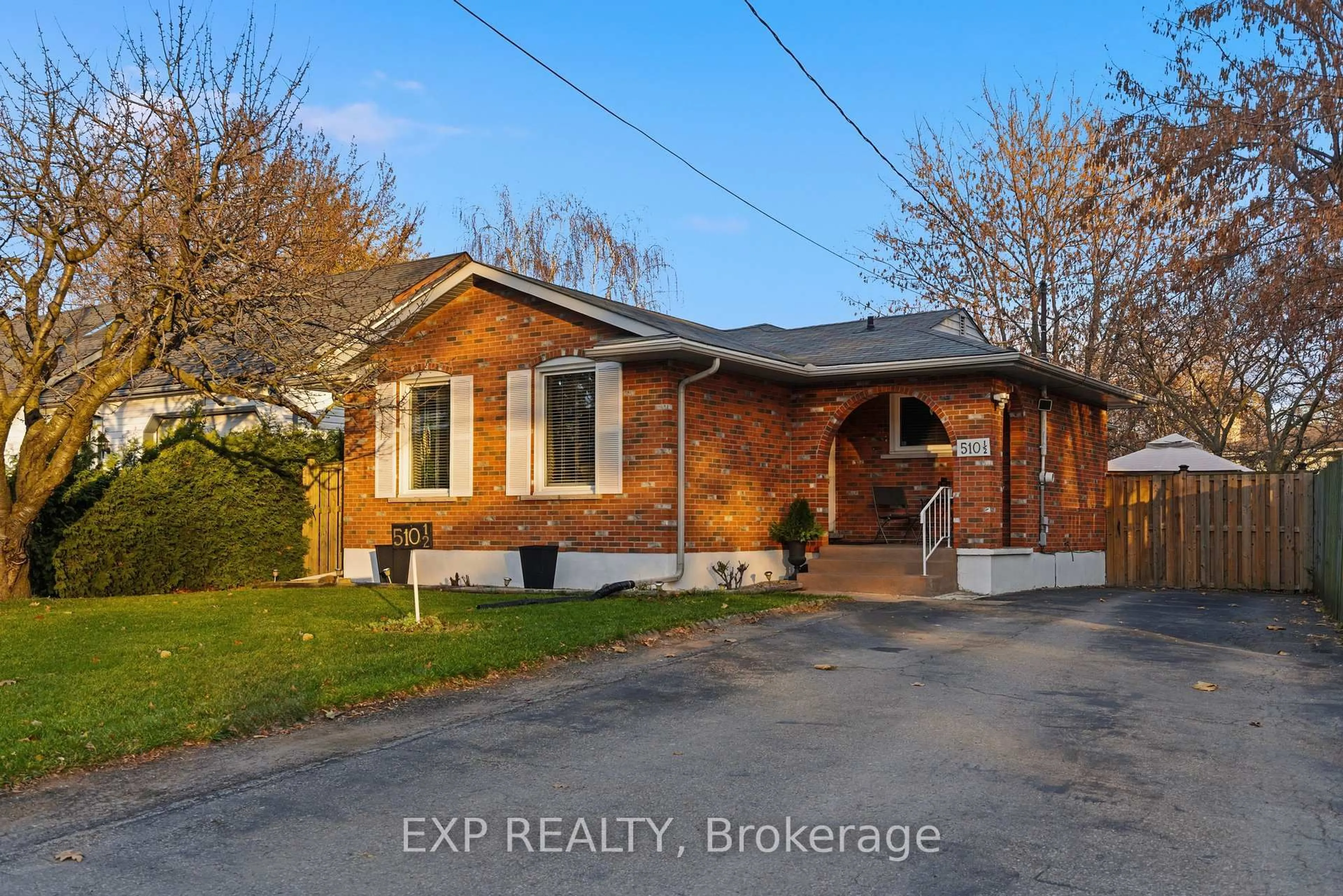 Home with brick exterior material, street for 510 1/2 Niagara St, St. Catharines Ontario L2M 3P5