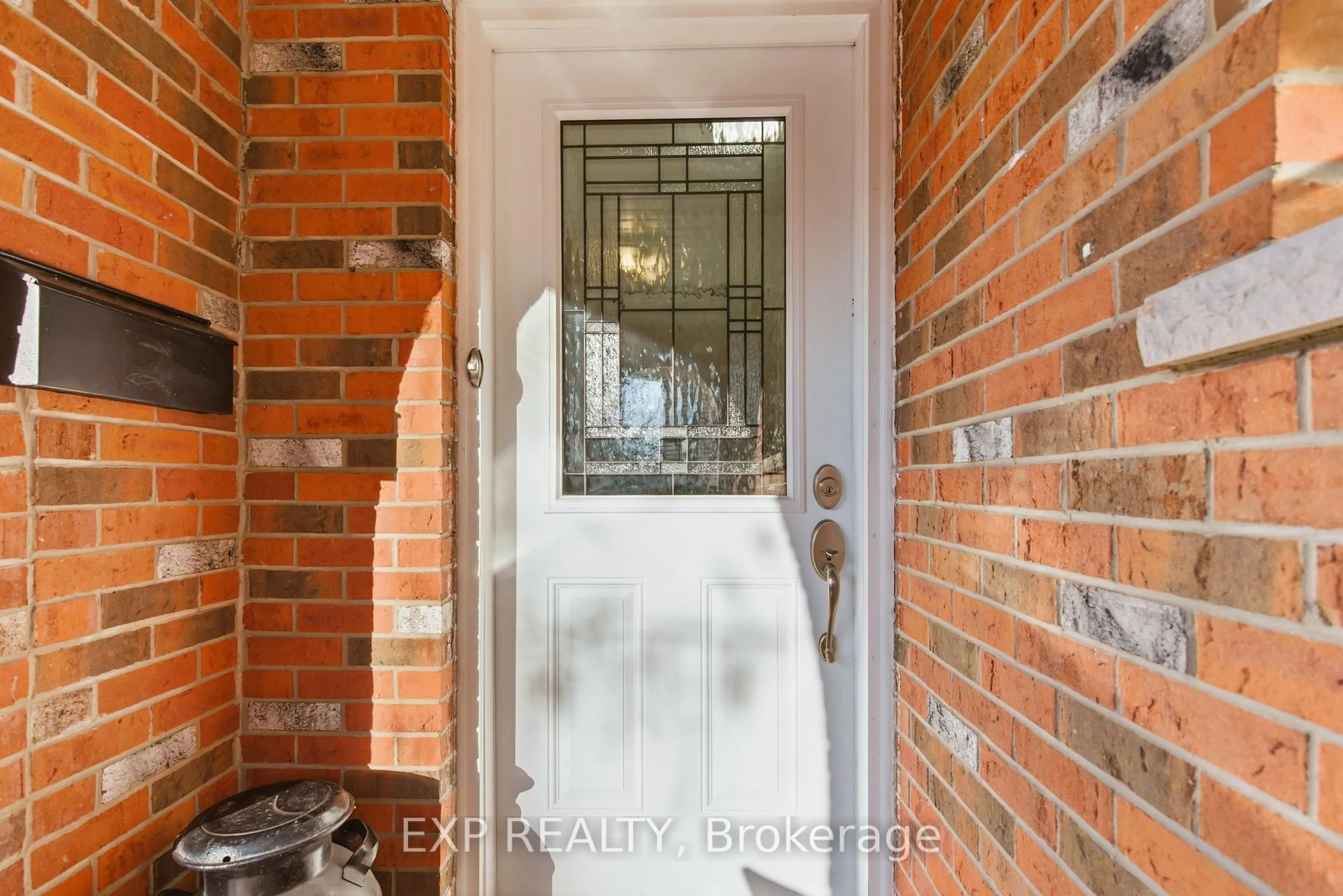Indoor entryway for 510 1/2 Niagara St, St. Catharines Ontario L2M 3P5