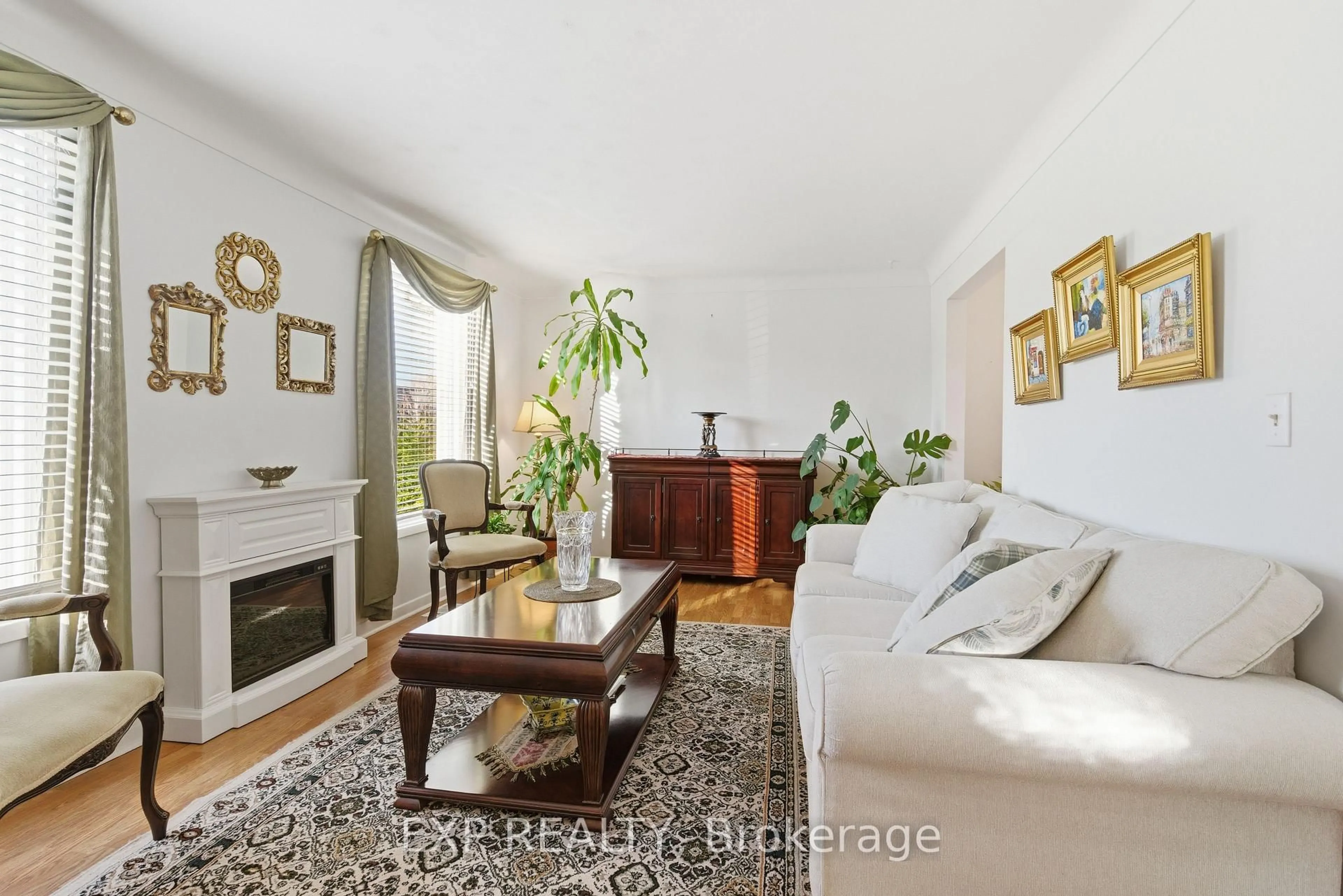Living room with furniture, unknown for 510 1/2 Niagara St, St. Catharines Ontario L2M 3P5