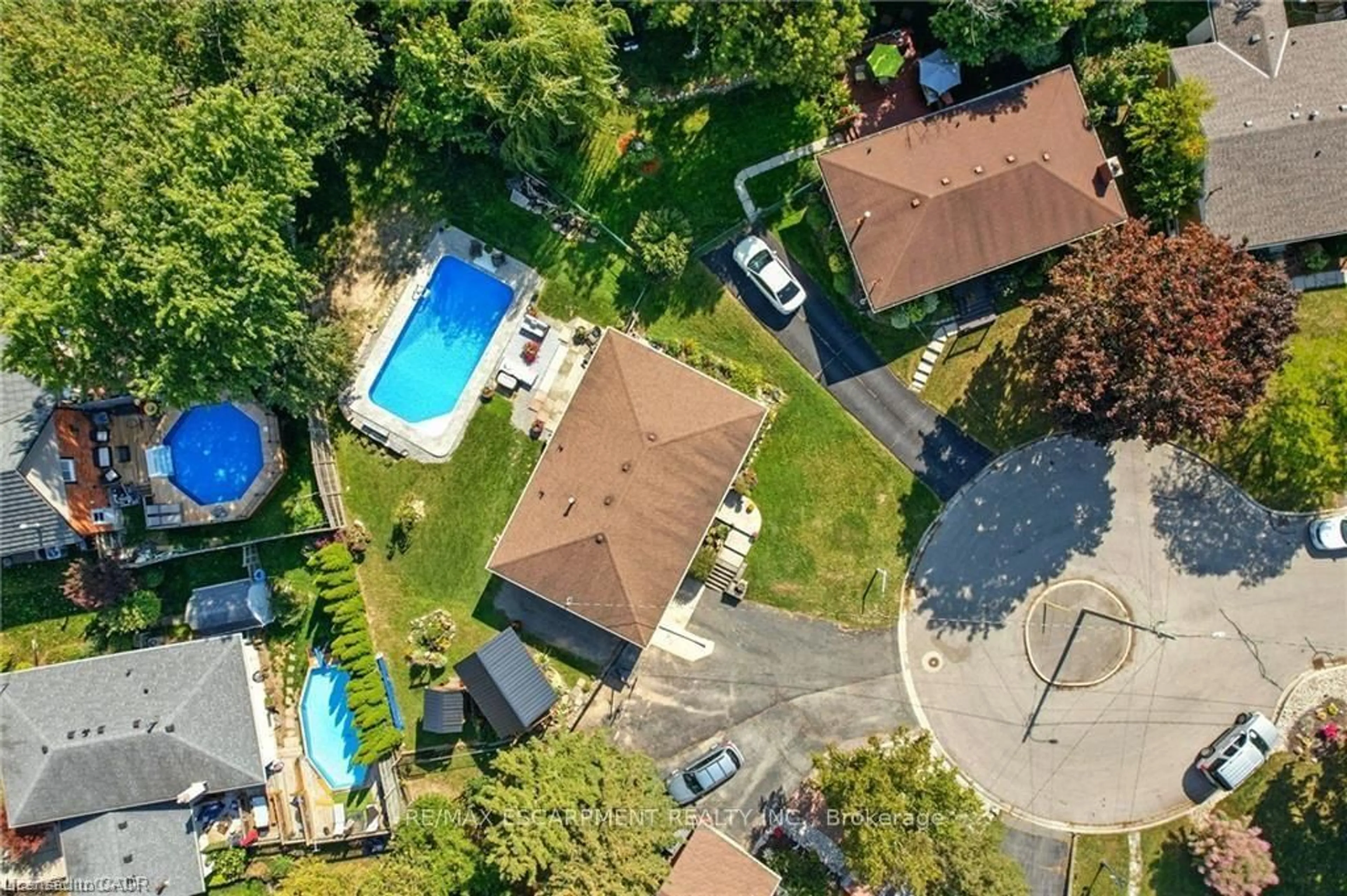 A pic from outside/outdoor area/front of a property/back of a property/a pic from drone, street for 19 Wallace Pl, Haldimand Ontario N3W 1G4