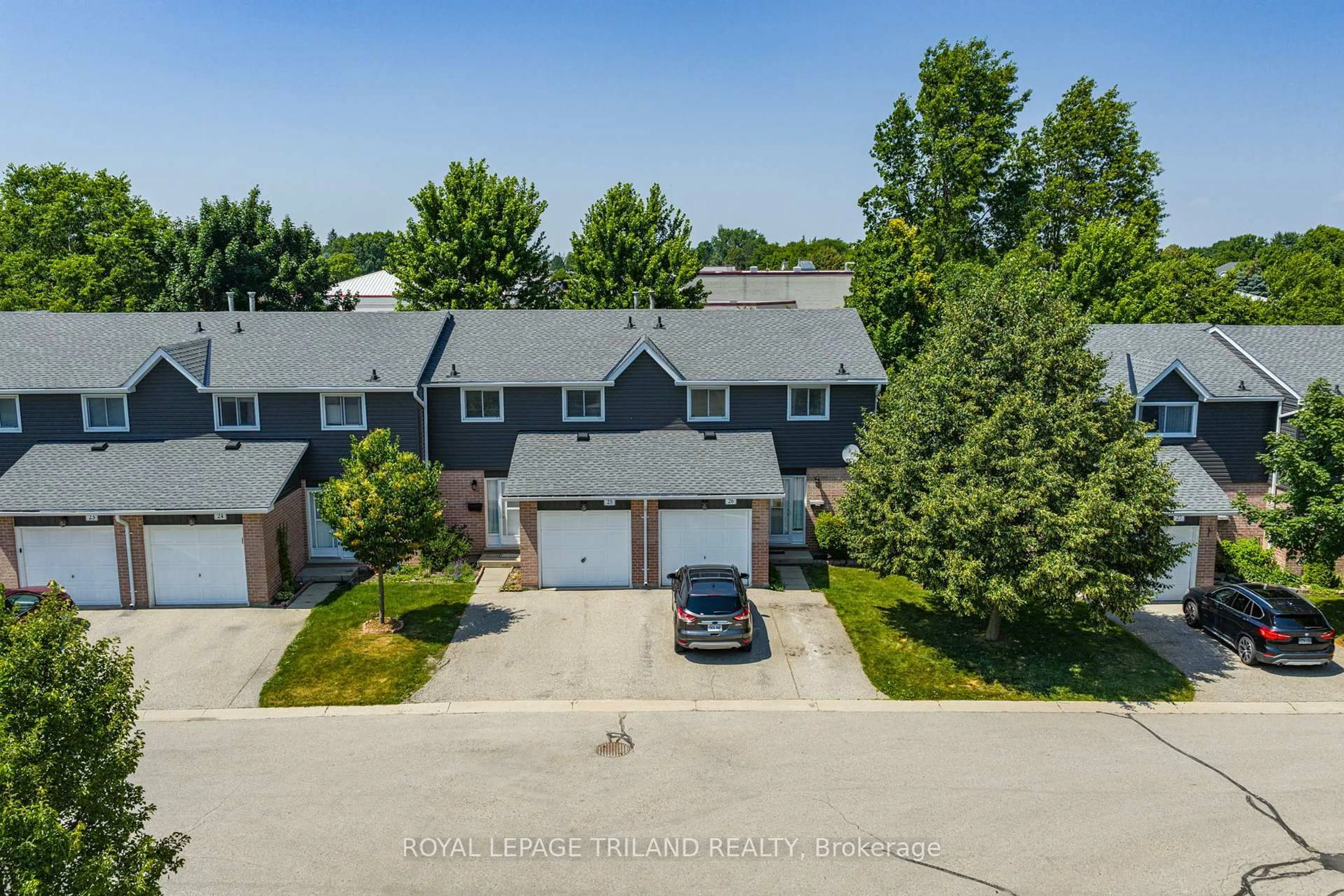 A pic from outside/outdoor area/front of a property/back of a property/a pic from drone, street for 131 Bonaventure Dr #25, London East Ontario N5V 4H8