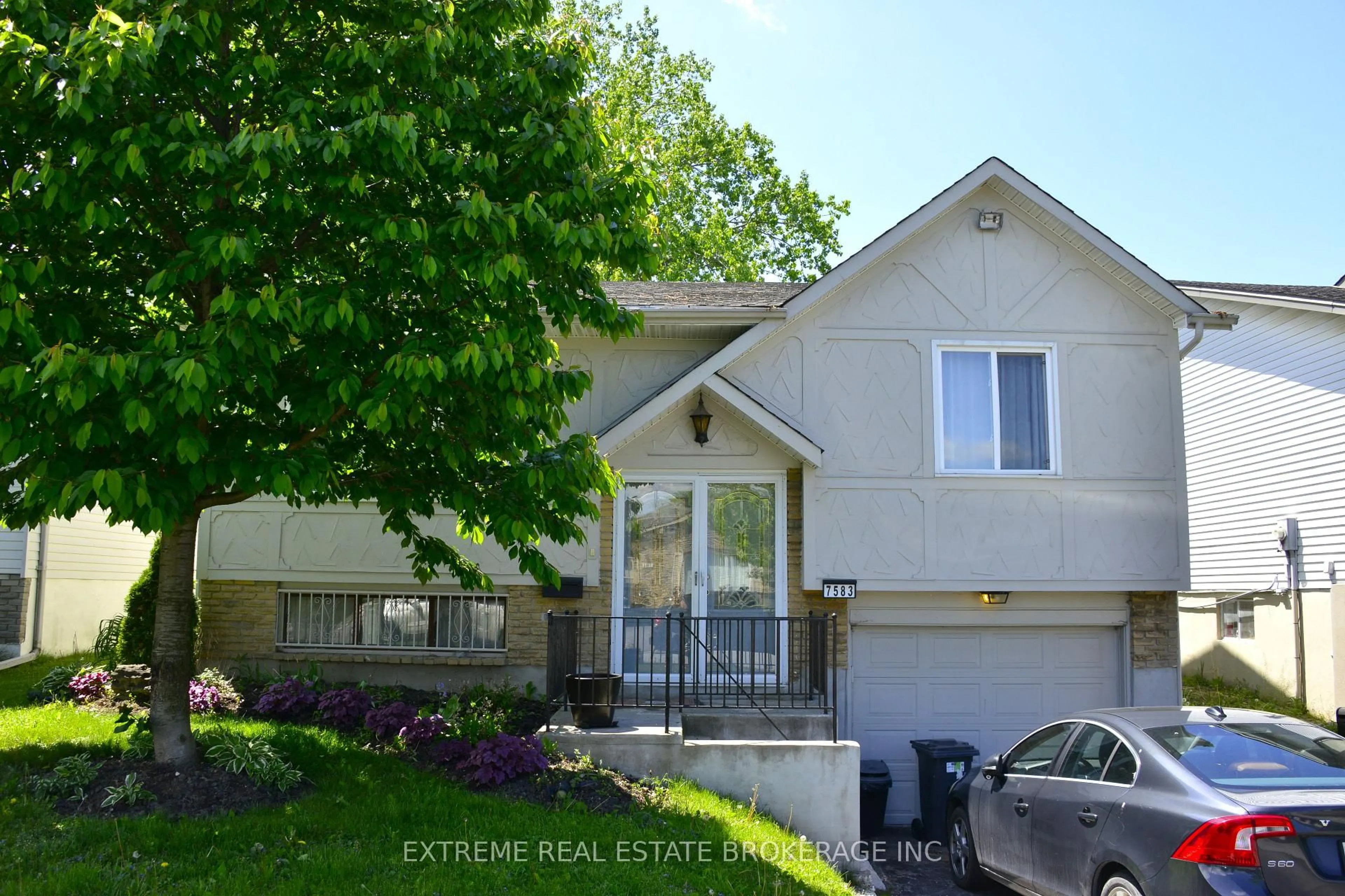 Home with vinyl exterior material, street for 7583 Rainbow Cres, Niagara Falls Ontario L2G 7K5