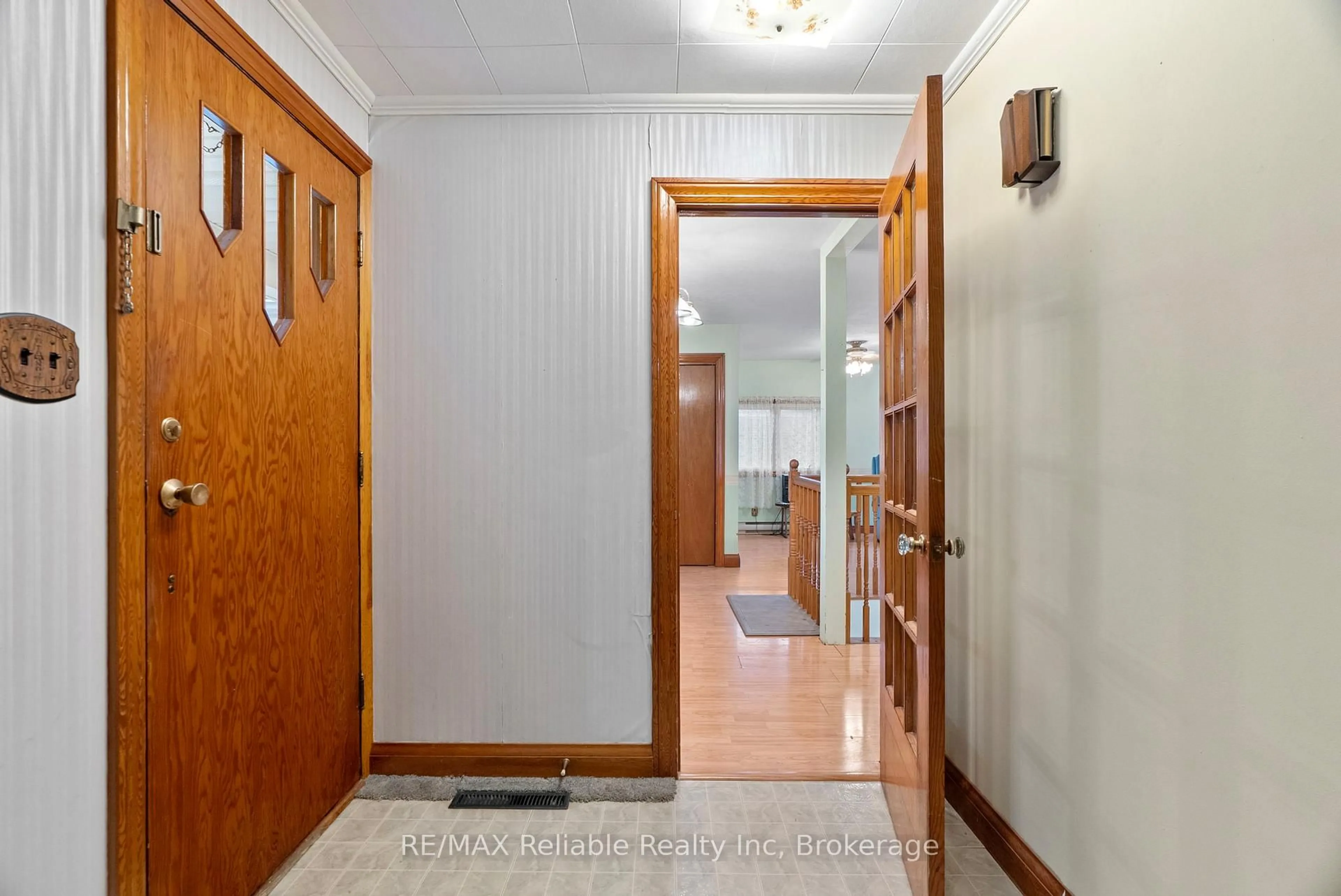 Indoor foyer for 77836 London Rd, Huron East Ontario N0M 1L0