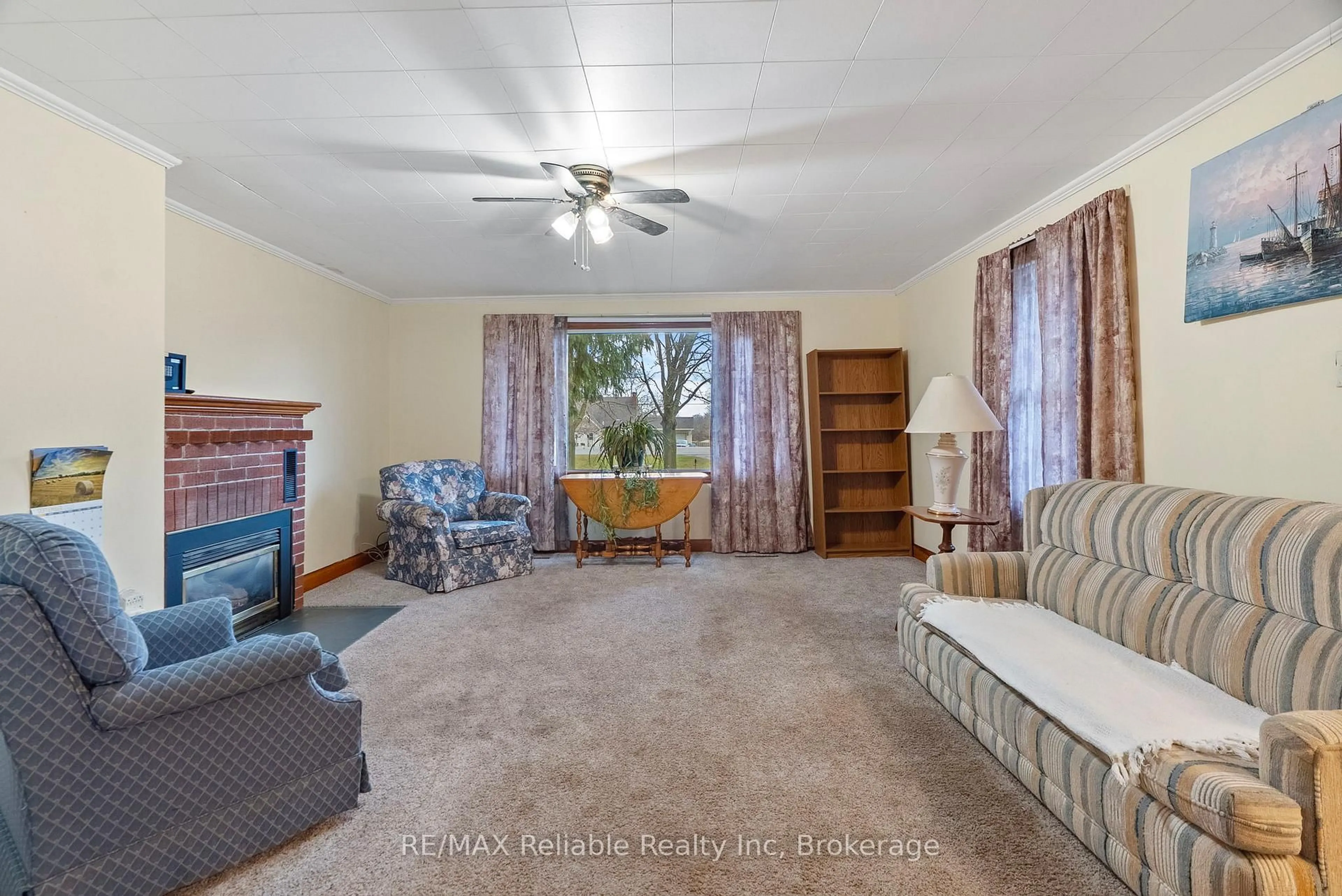 Living room with furniture, carpet floor for 77836 London Rd, Huron East Ontario N0M 1L0