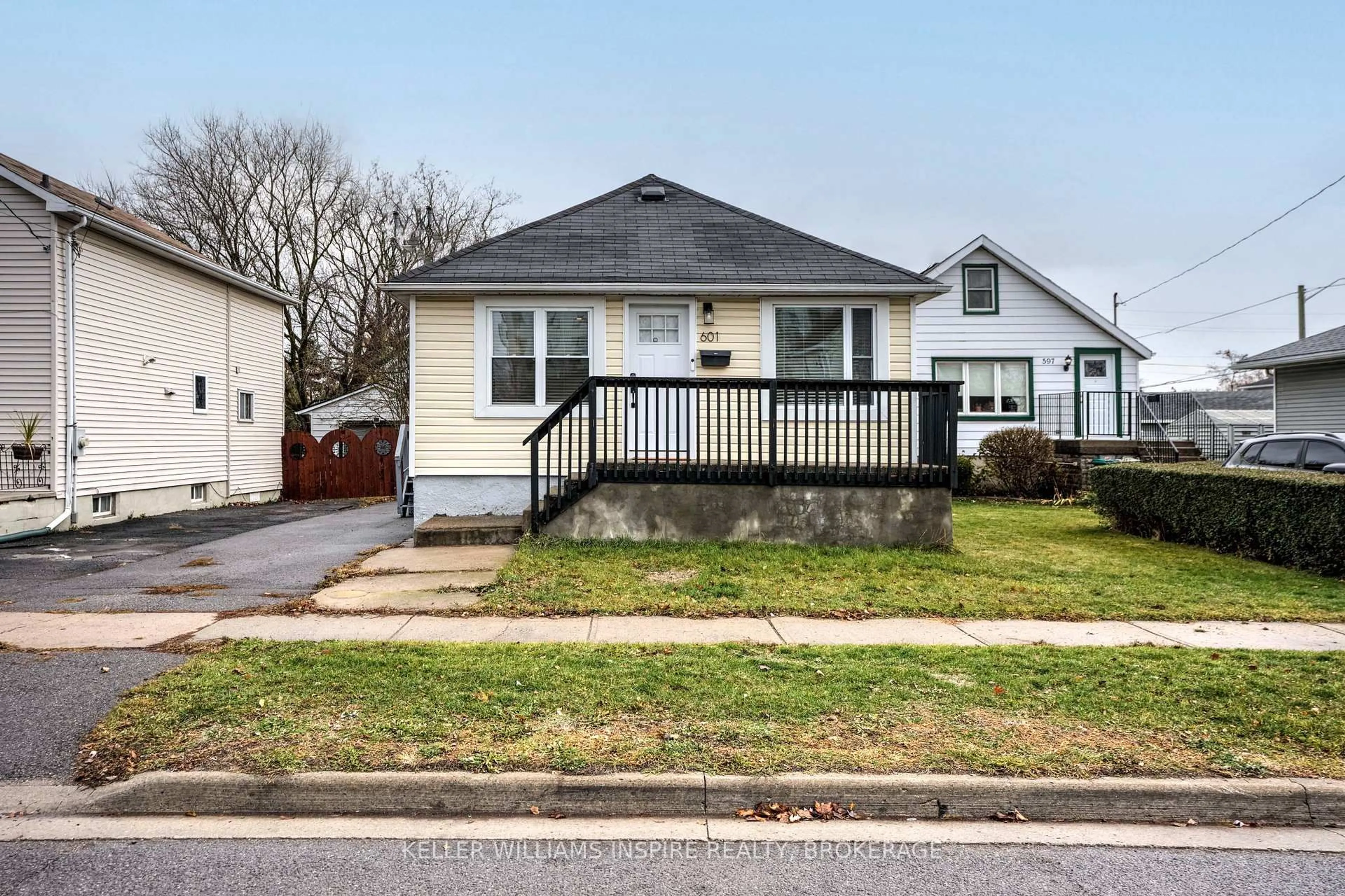 Home with vinyl exterior material, street for 601 MacDonnell St, Kingston Ontario K7K 4X2