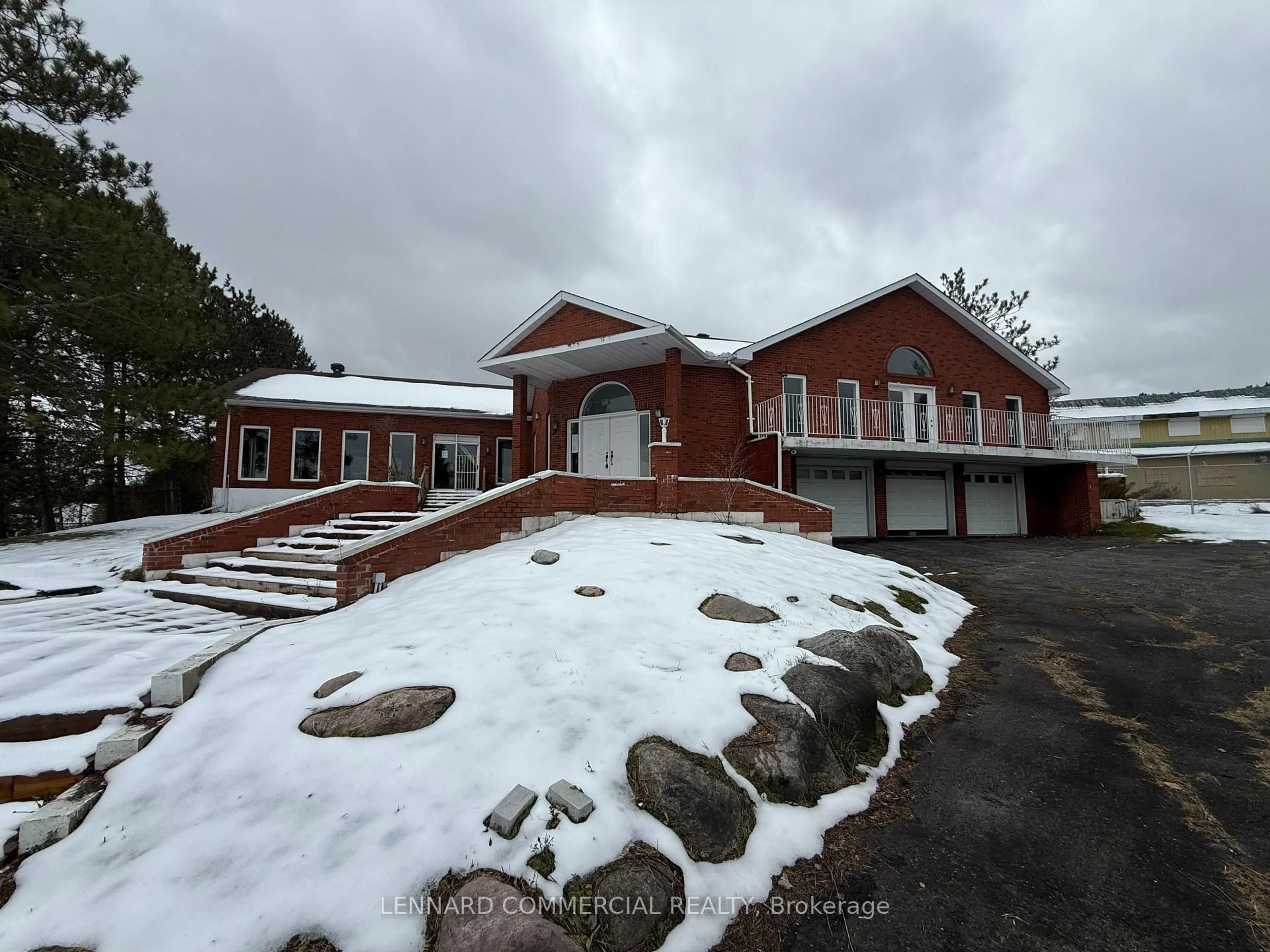 A pic from outside/outdoor area/front of a property/back of a property/a pic from drone, building for 8411 RUSSELL Rd, Navan Ontario K4B 1J1