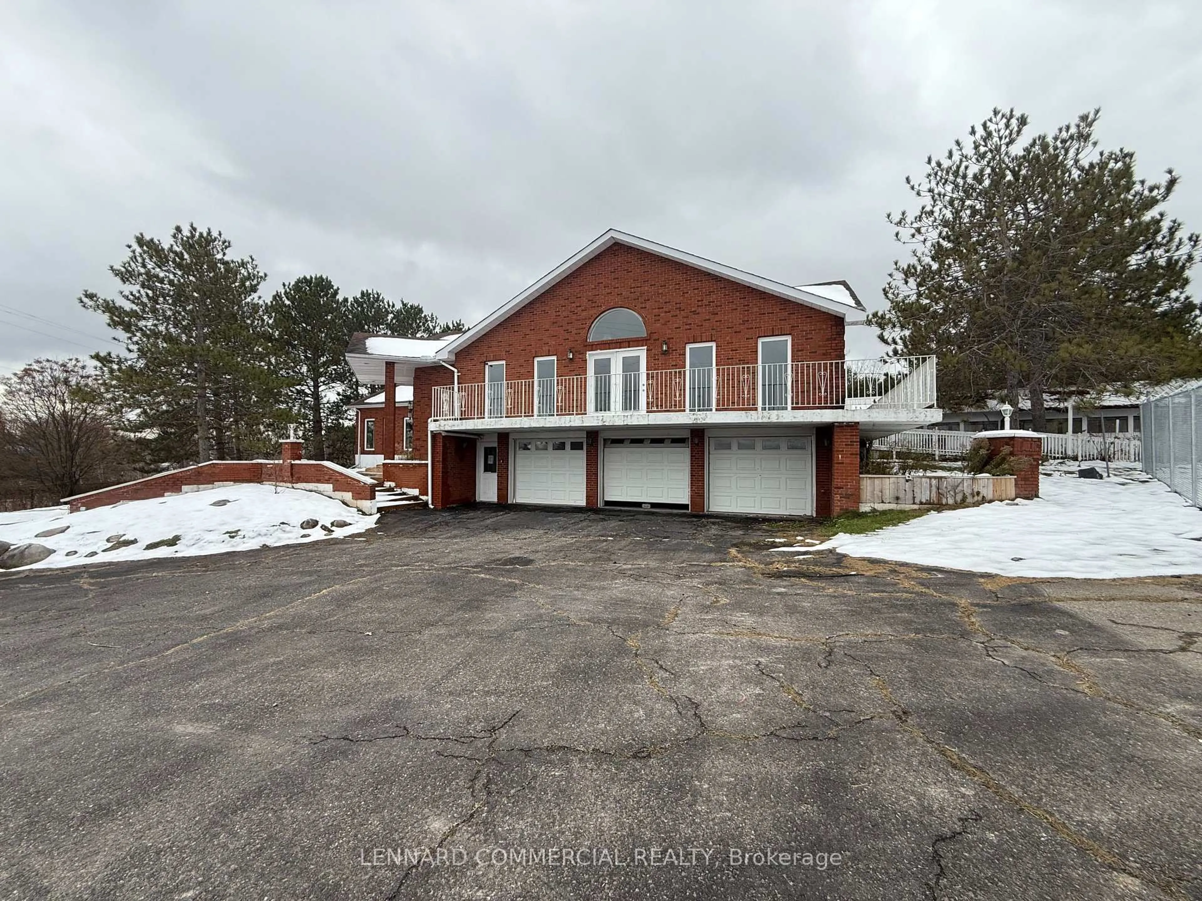 A pic from outside/outdoor area/front of a property/back of a property/a pic from drone, building for 8411 RUSSELL Rd, Navan Ontario K4B 1J1