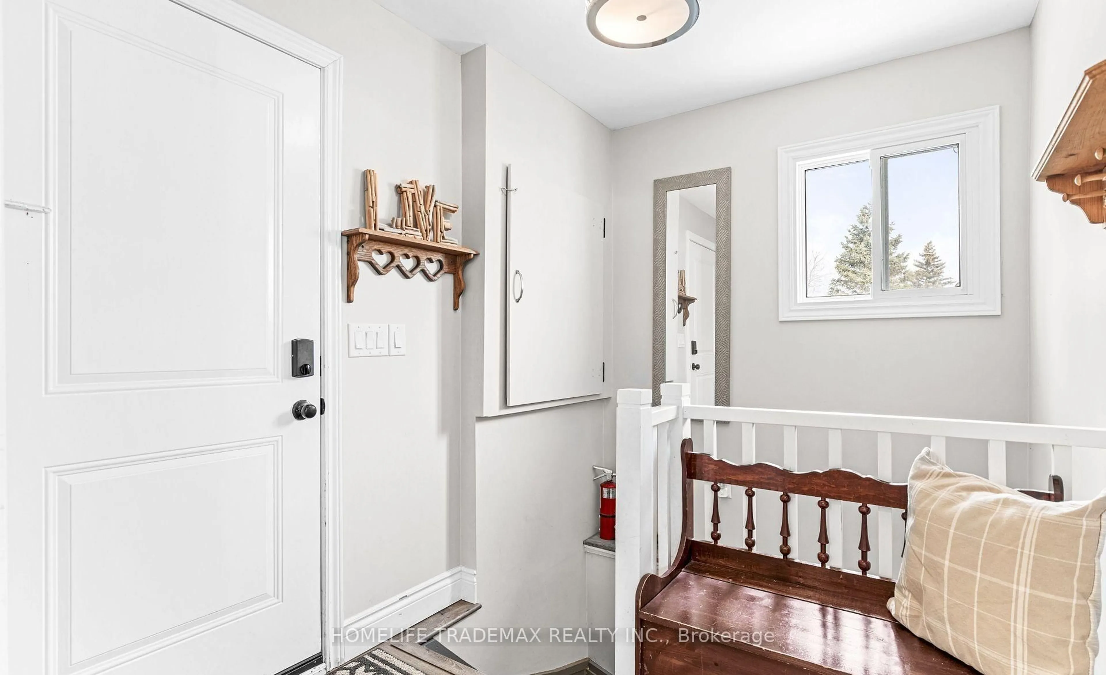 Indoor entryway for 65 Druan Dr, Kawartha Lakes Ontario L0C 1G0