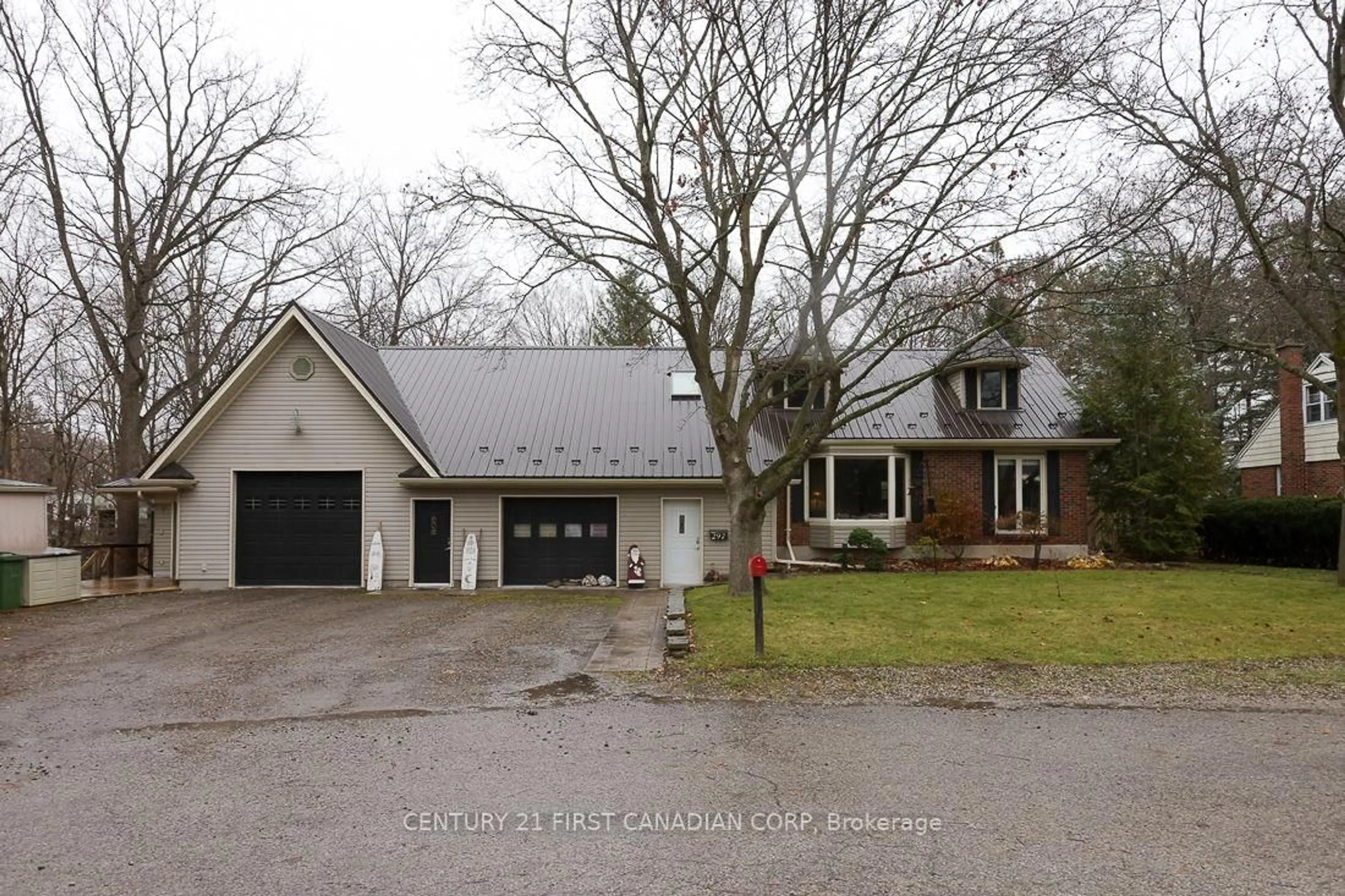 A pic from outside/outdoor area/front of a property/back of a property/a pic from drone, street for 297 Alma St, St. Thomas Ontario N5P 3B9