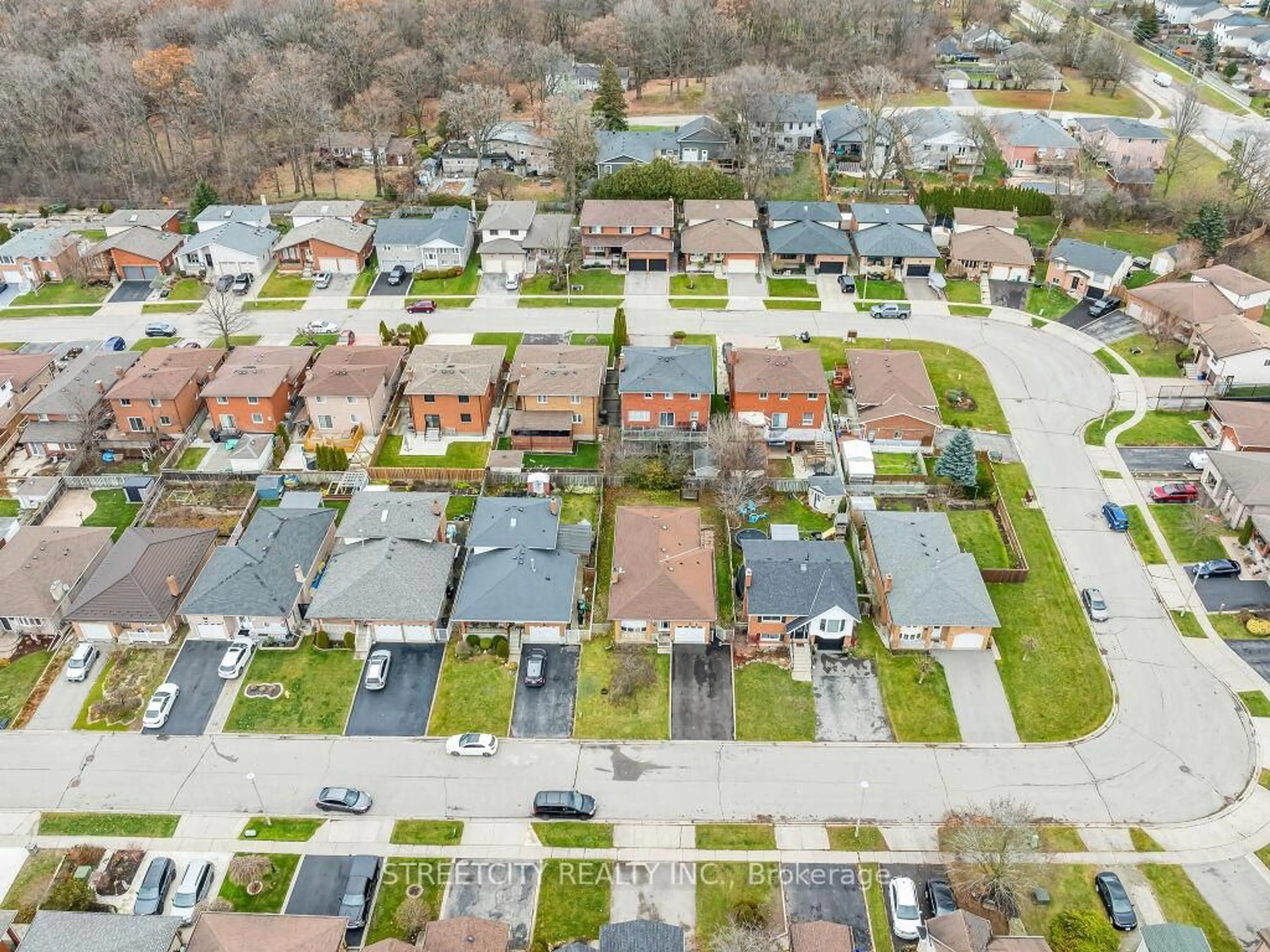 A pic from outside/outdoor area/front of a property/back of a property/a pic from drone, street for 125 Stonyburn Cres, Cambridge Ontario N1R 7X2