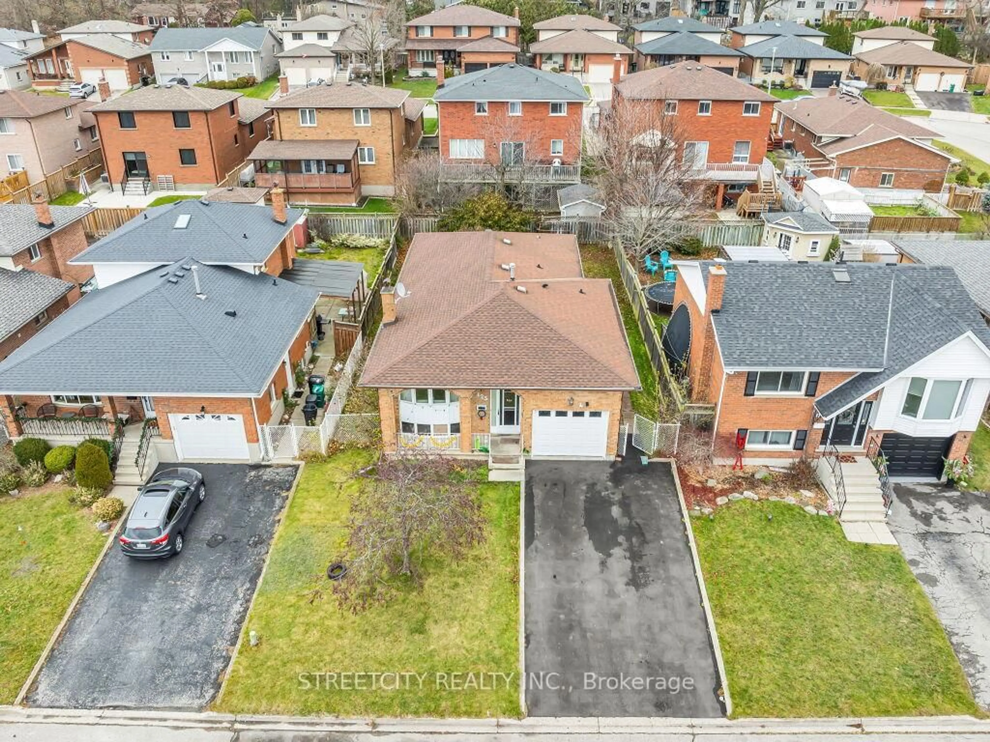 A pic from outside/outdoor area/front of a property/back of a property/a pic from drone, street for 125 Stonyburn Cres, Cambridge Ontario N1R 7X2