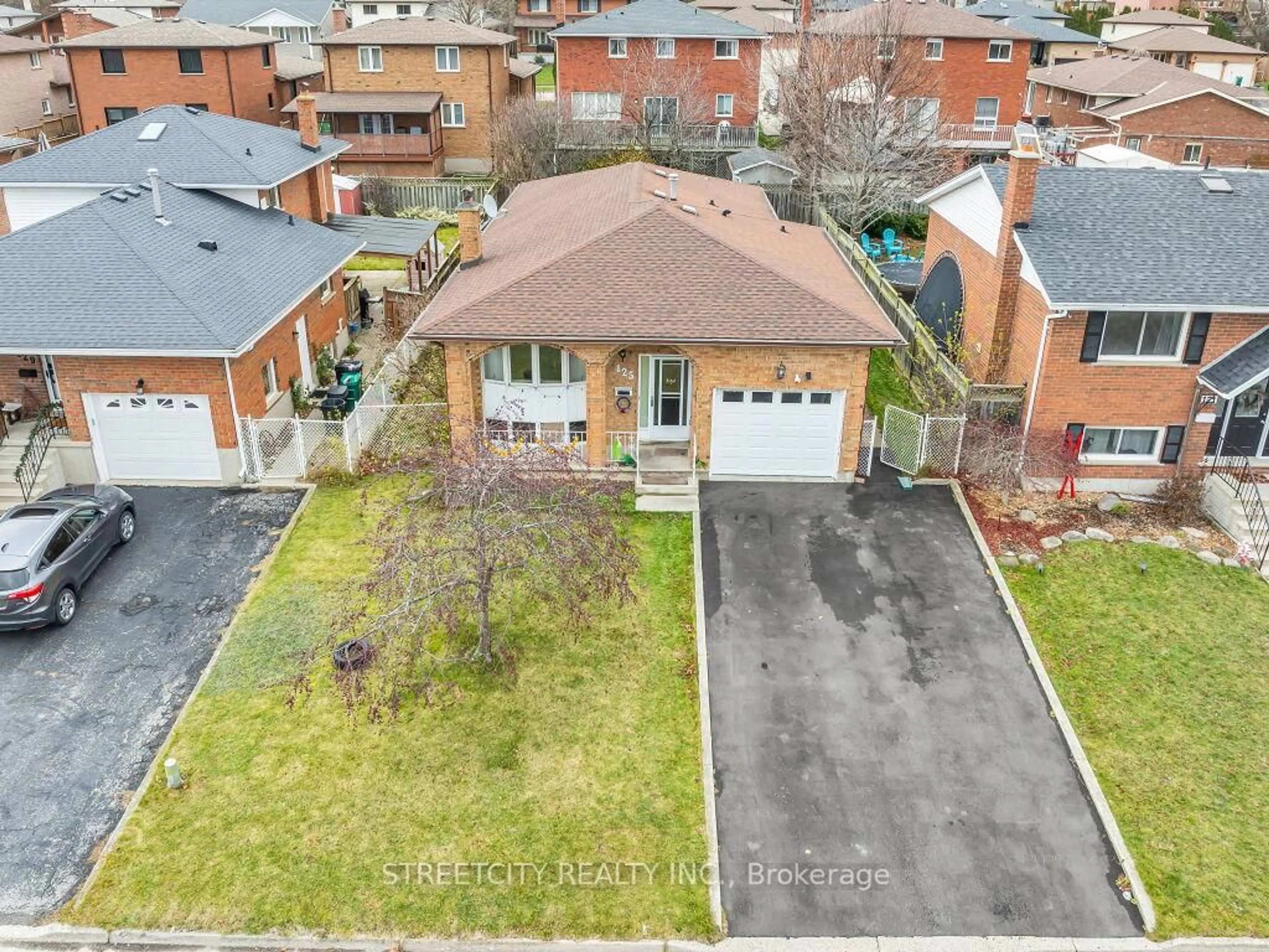 A pic from outside/outdoor area/front of a property/back of a property/a pic from drone, street for 125 Stonyburn Cres, Cambridge Ontario N1R 7X2