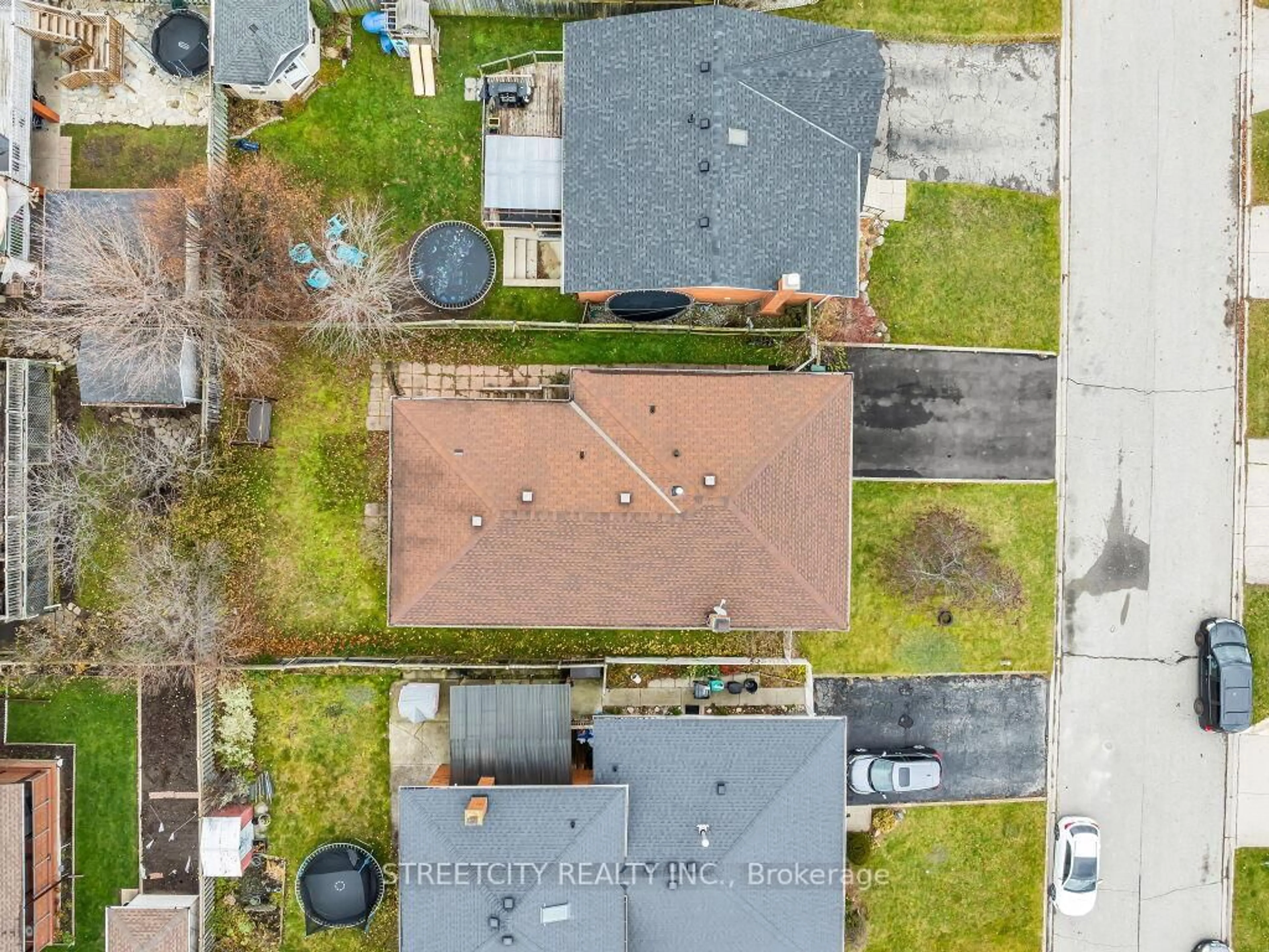 A pic from outside/outdoor area/front of a property/back of a property/a pic from drone, street for 125 Stonyburn Cres, Cambridge Ontario N1R 7X2