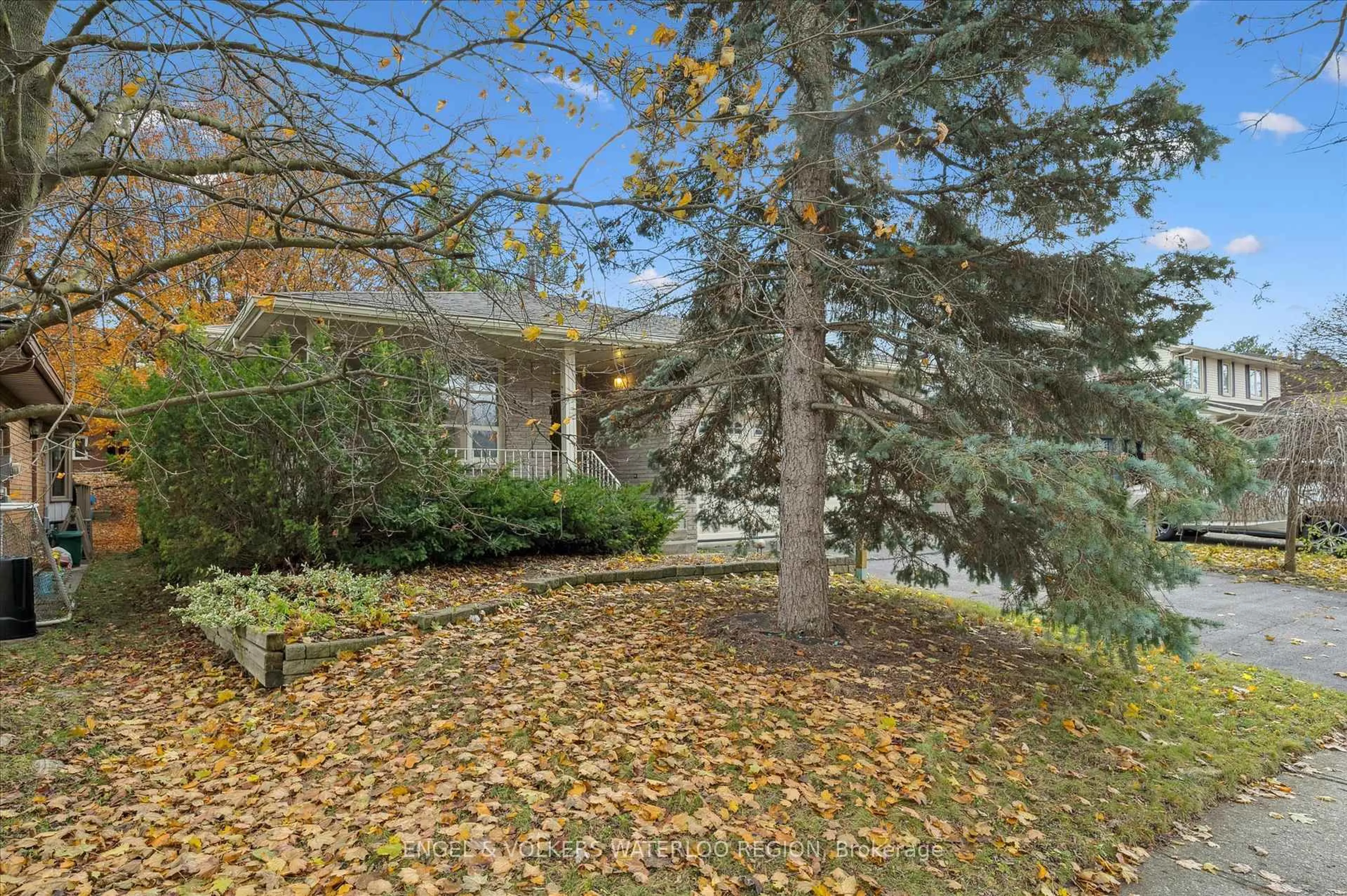 Patio, unknown for 131 Woodbend Cres, Waterloo Ontario N2T 1G9