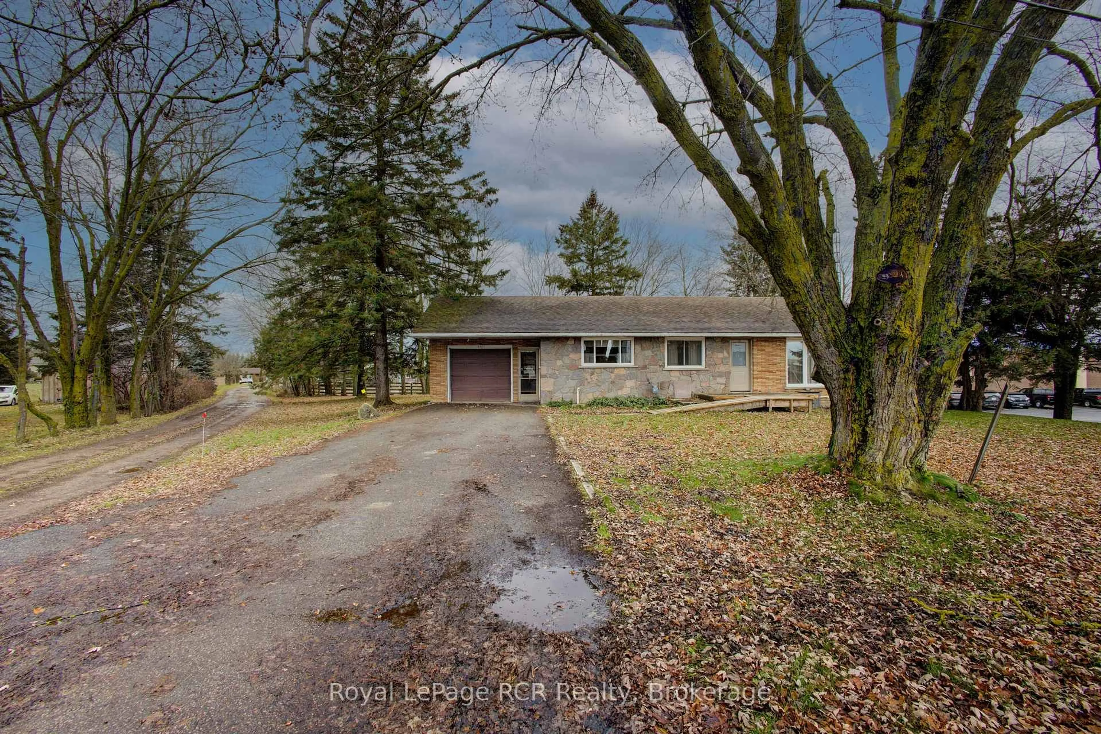 A pic from outside/outdoor area/front of a property/back of a property/a pic from drone, street for 441 Smith St, Wellington North Ontario N0G 1A0