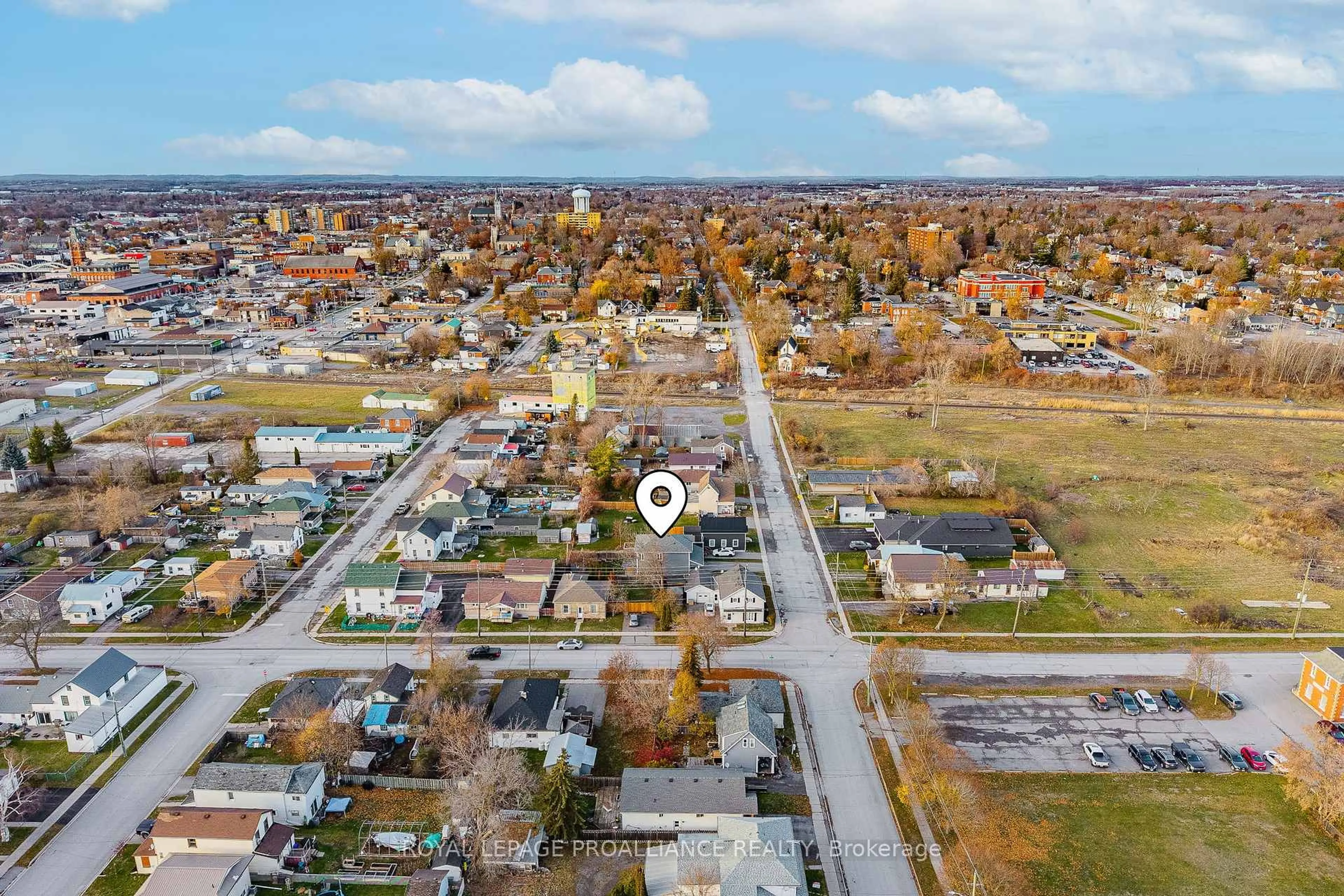 A pic from outside/outdoor area/front of a property/back of a property/a pic from drone, street for 84 SOUTH GEORGE St, Belleville Ontario K8N 3G9