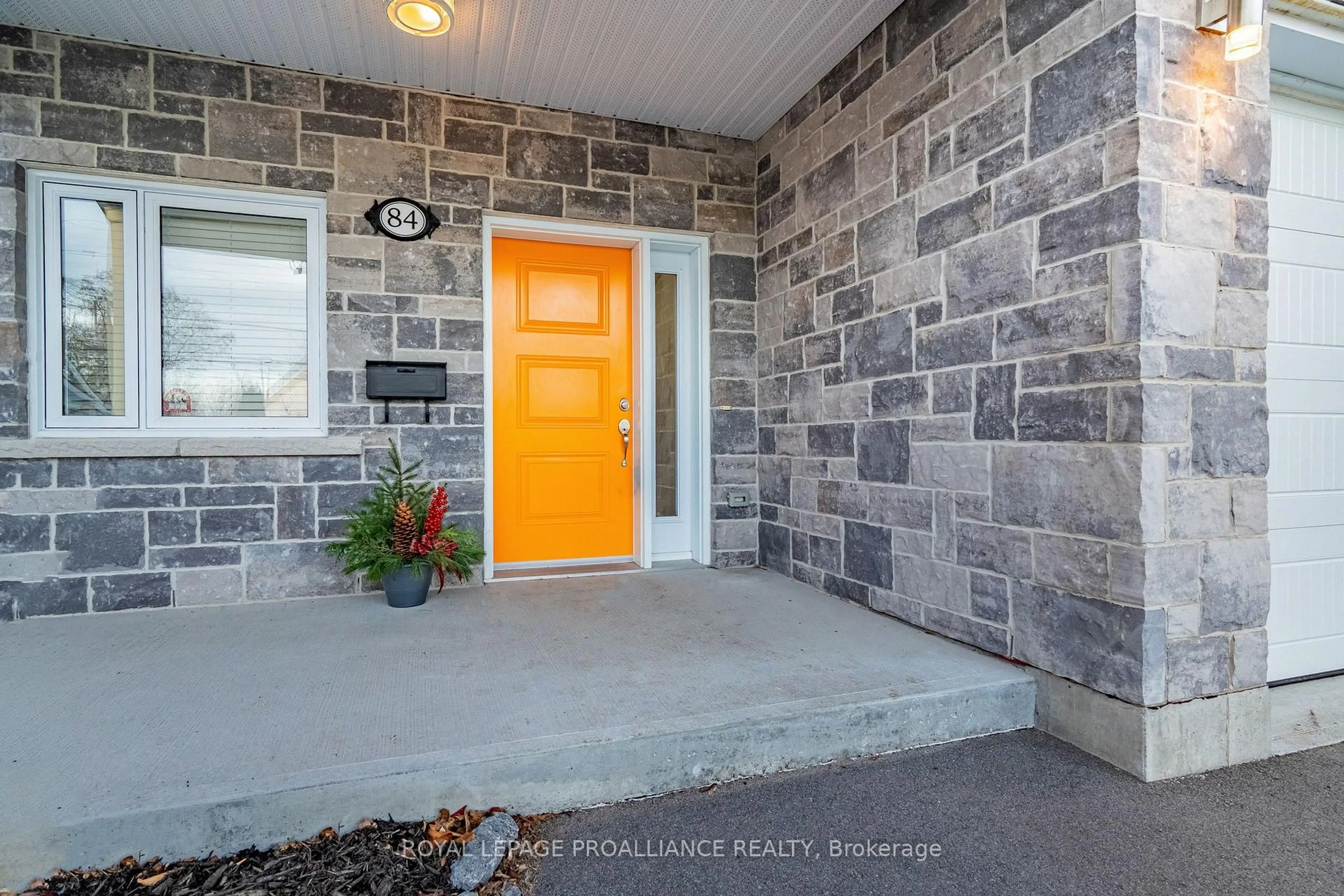 Indoor entryway for 84 SOUTH GEORGE St, Belleville Ontario K8N 3G9