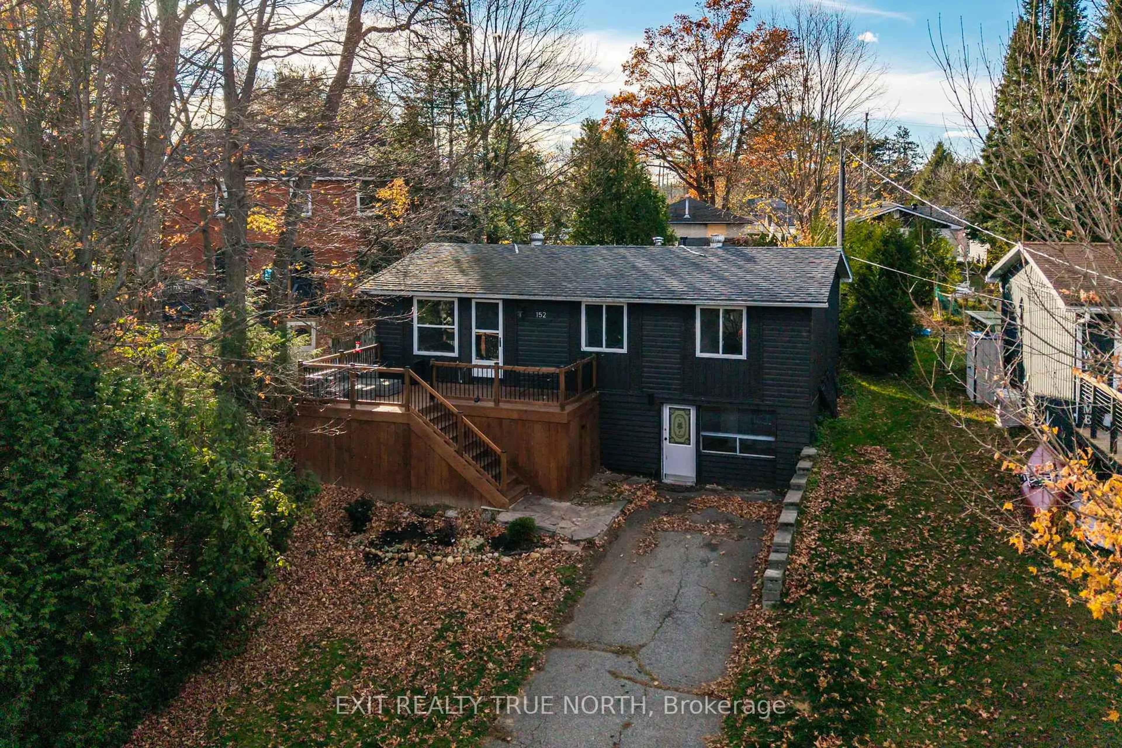 A pic from outside/outdoor area/front of a property/back of a property/a pic from drone, street for 152 Holditch St, Bracebridge Ontario P1L 1E9