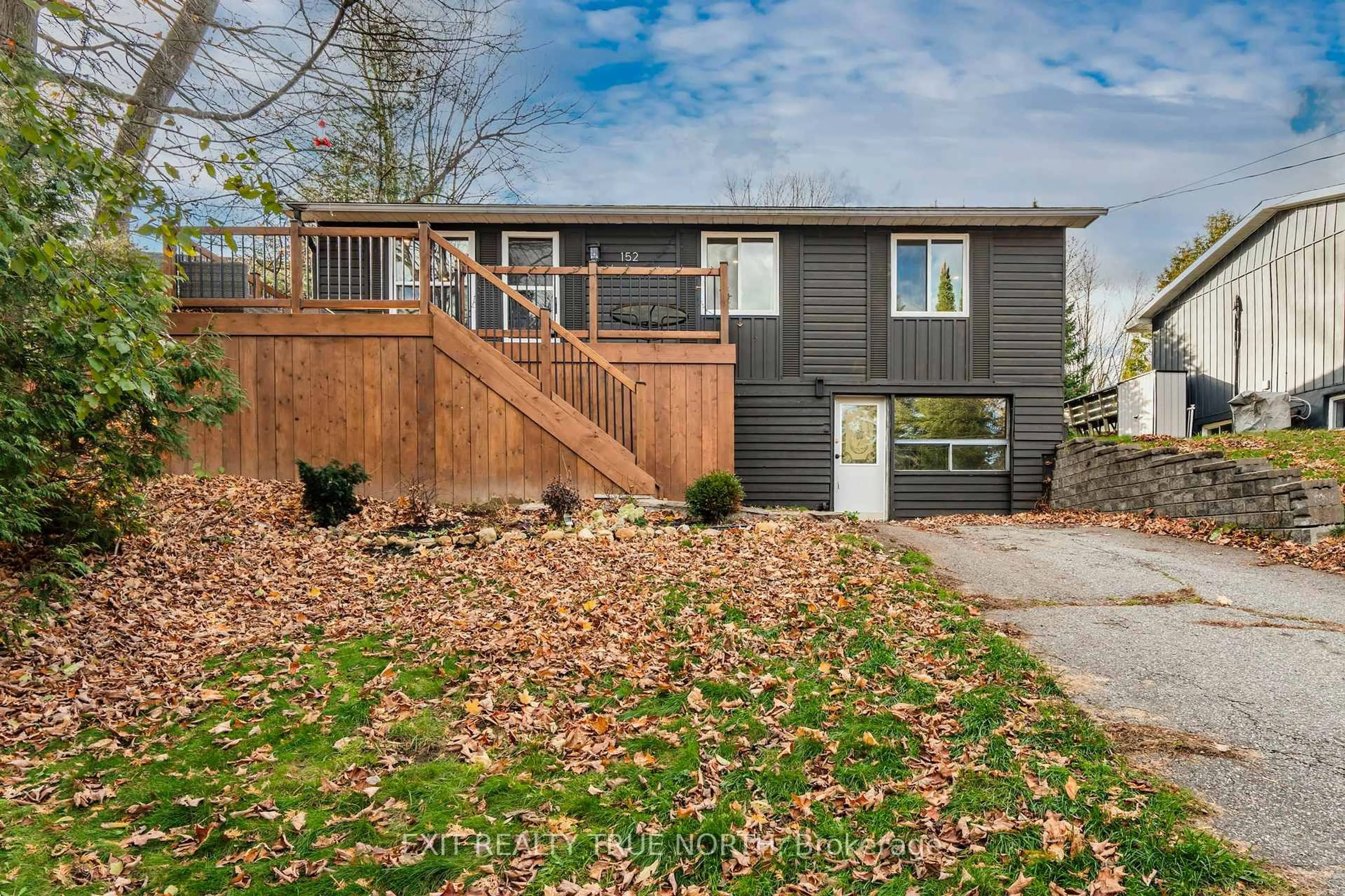 Home with vinyl exterior material, street for 152 Holditch St, Bracebridge Ontario P1L 1E9