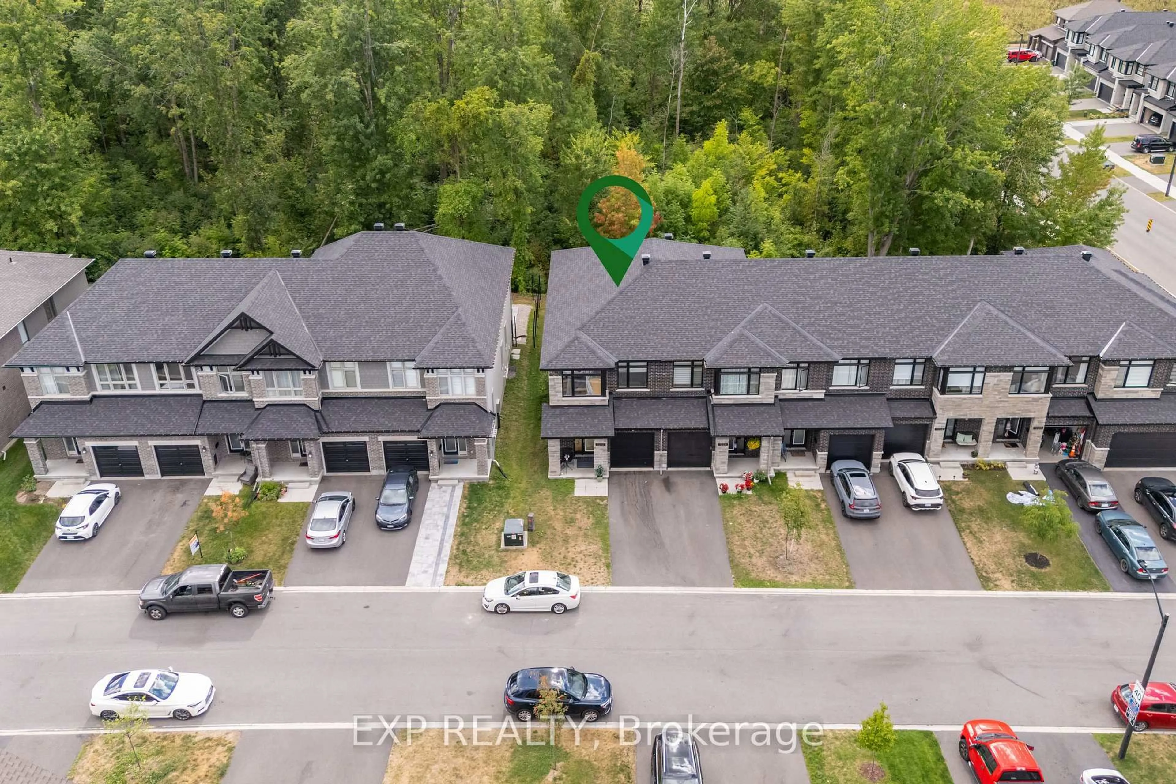 A pic from outside/outdoor area/front of a property/back of a property/a pic from drone, unknown for 1010 Eider St, Ottawa Ontario K4M 0P5