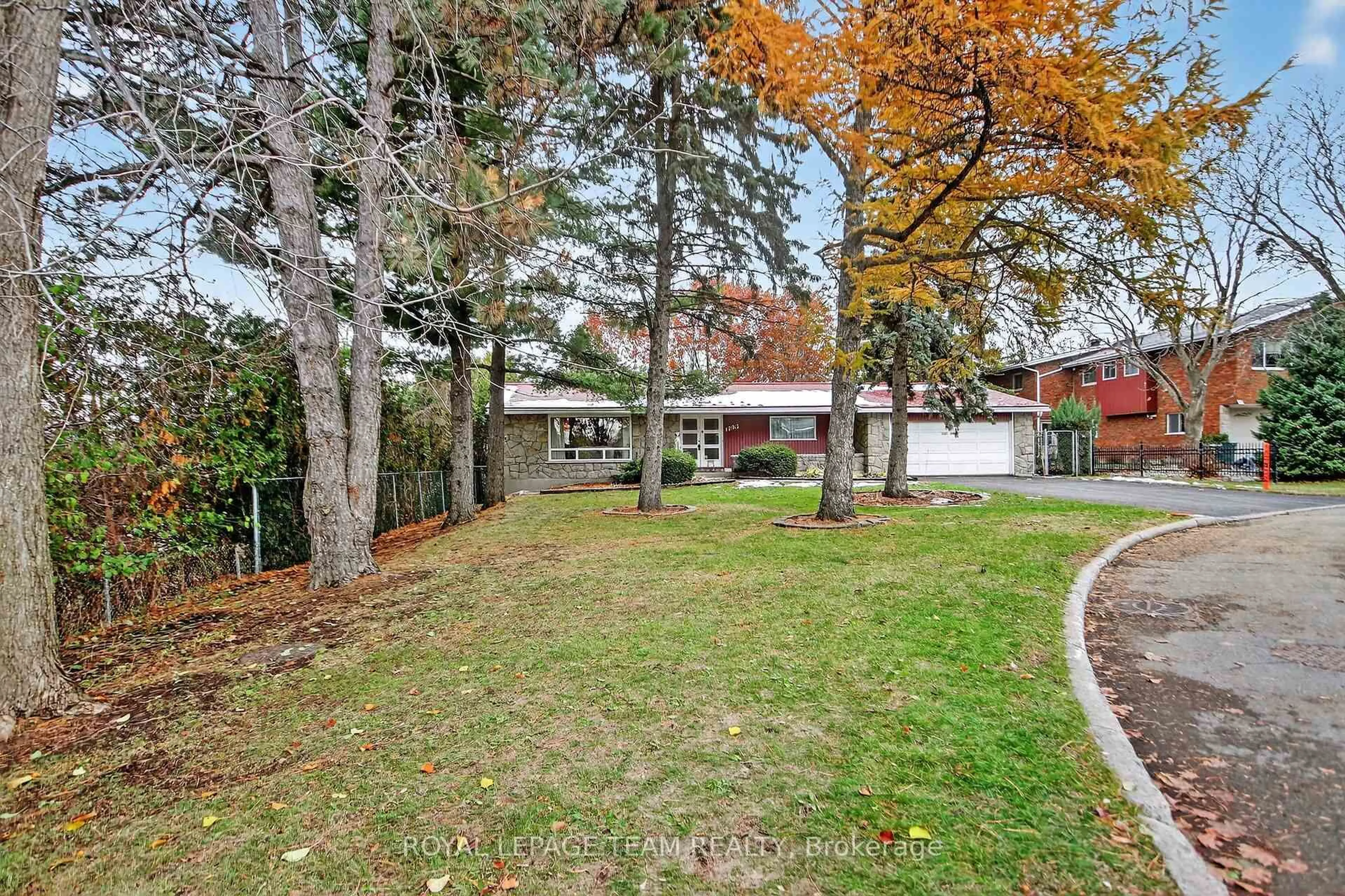 A pic from outside/outdoor area/front of a property/back of a property/a pic from drone, unknown for 1293 Dowler Ave, Ottawa Ontario K1H 7R9