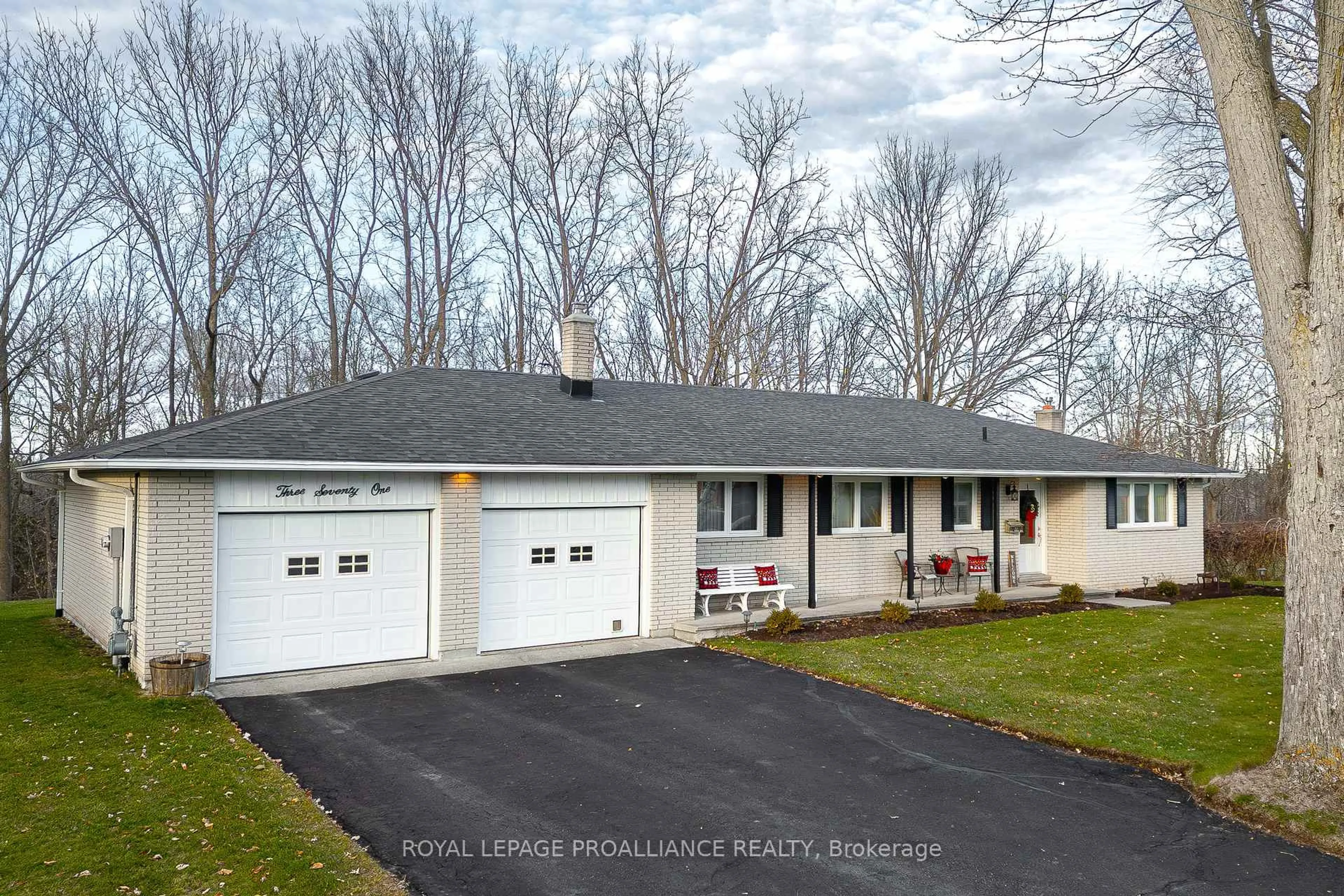 Home with vinyl exterior material, street for 371 Maple Ave, Deseronto Ontario K0K 1X0