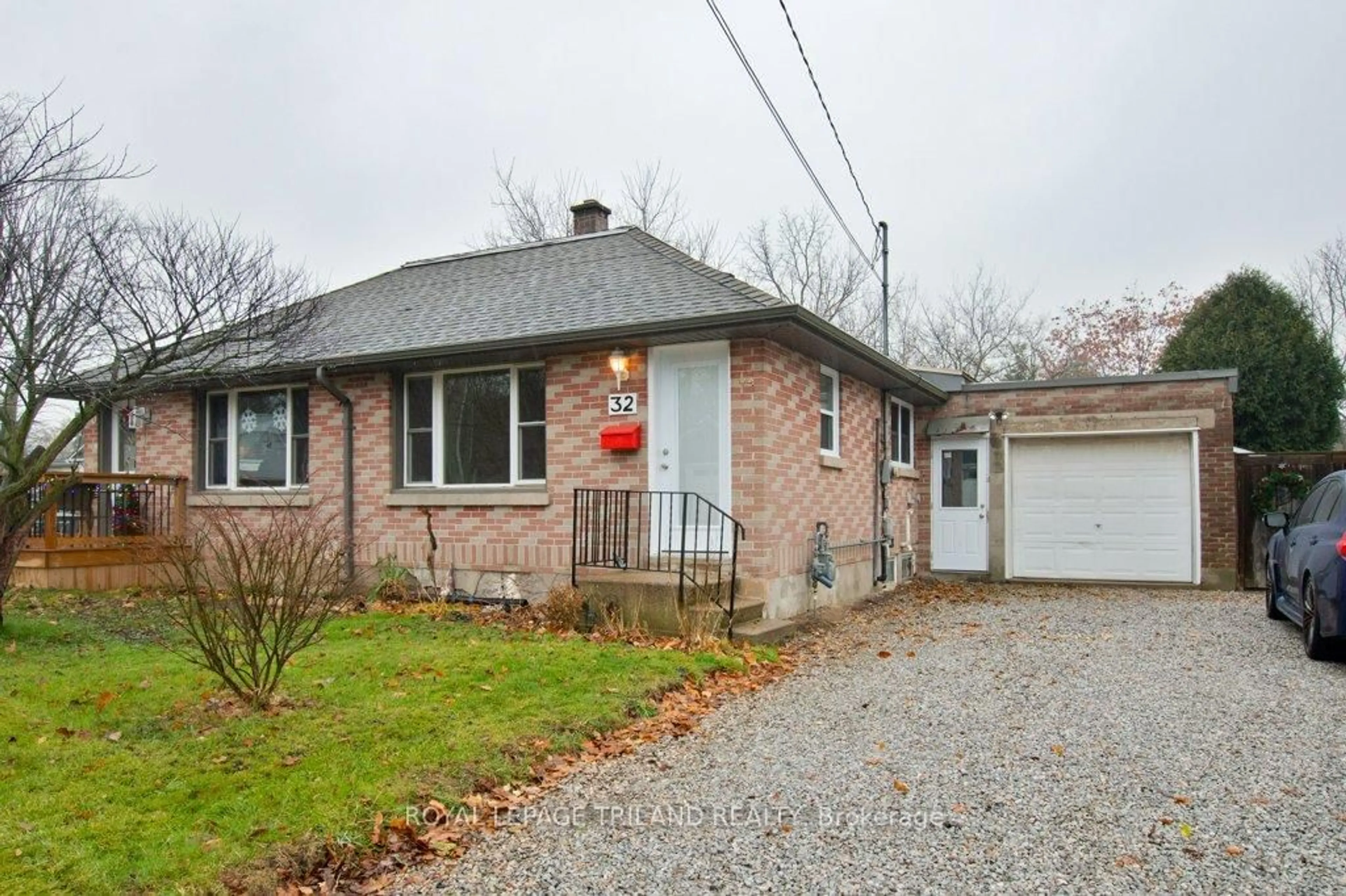 Home with brick exterior material, street for 32 Linden St, Aylmer Ontario K5H 1Y8