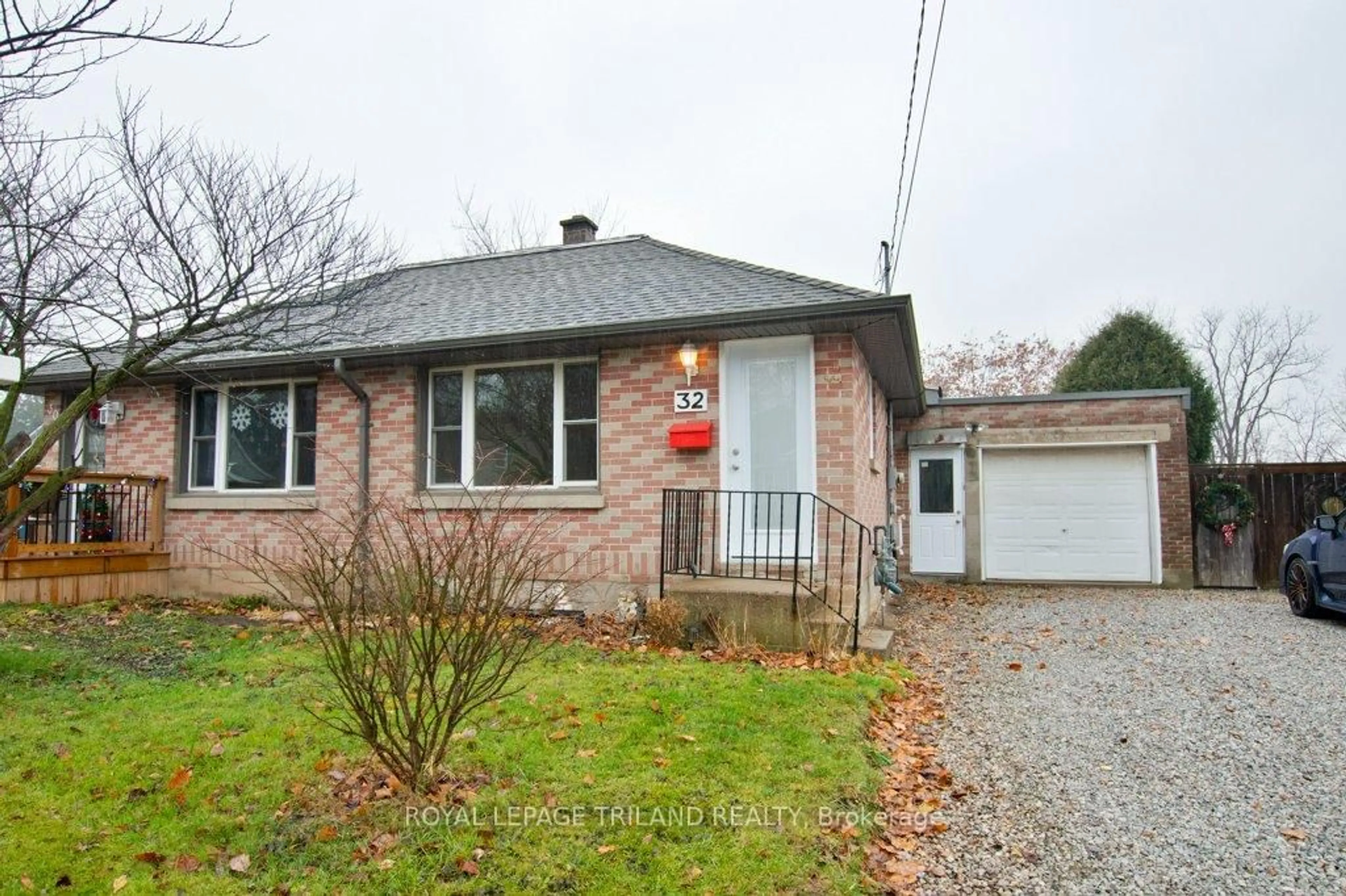 Home with brick exterior material, street for 32 Linden St, Aylmer Ontario K5H 1Y8