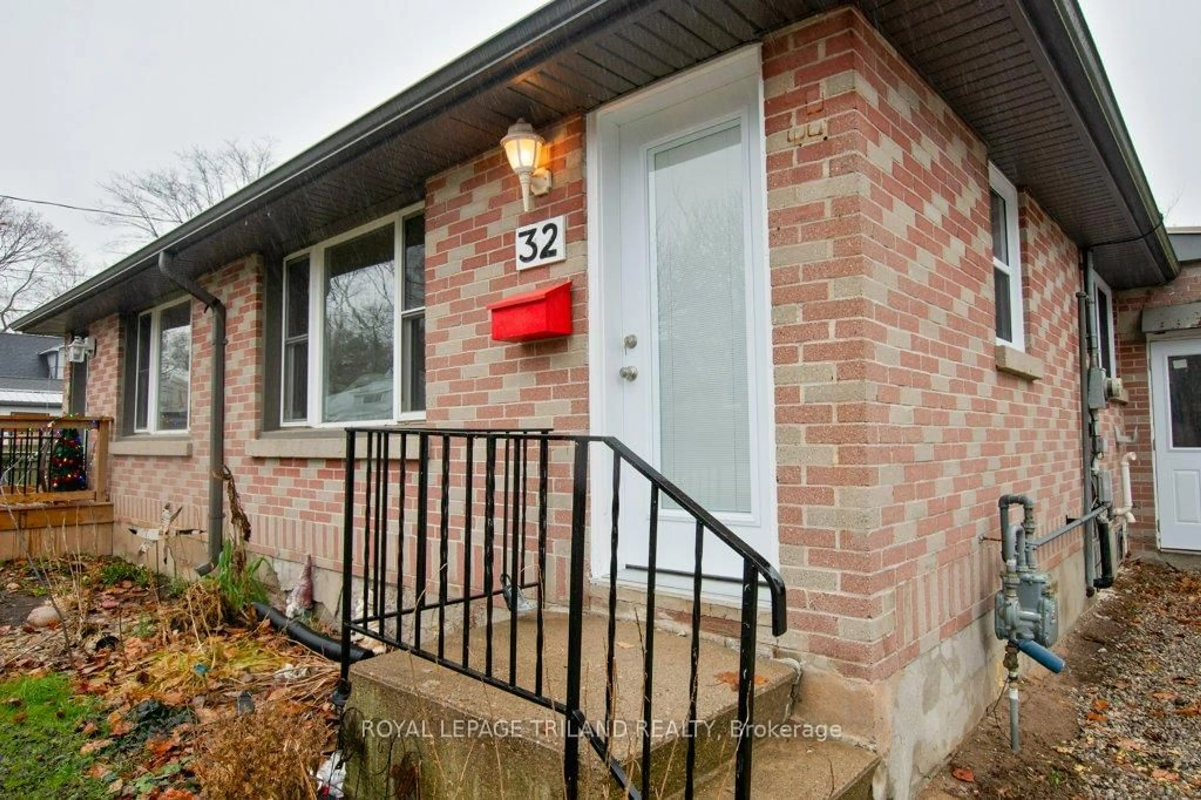 Home with brick exterior material, street for 32 Linden St, Aylmer Ontario K5H 1Y8