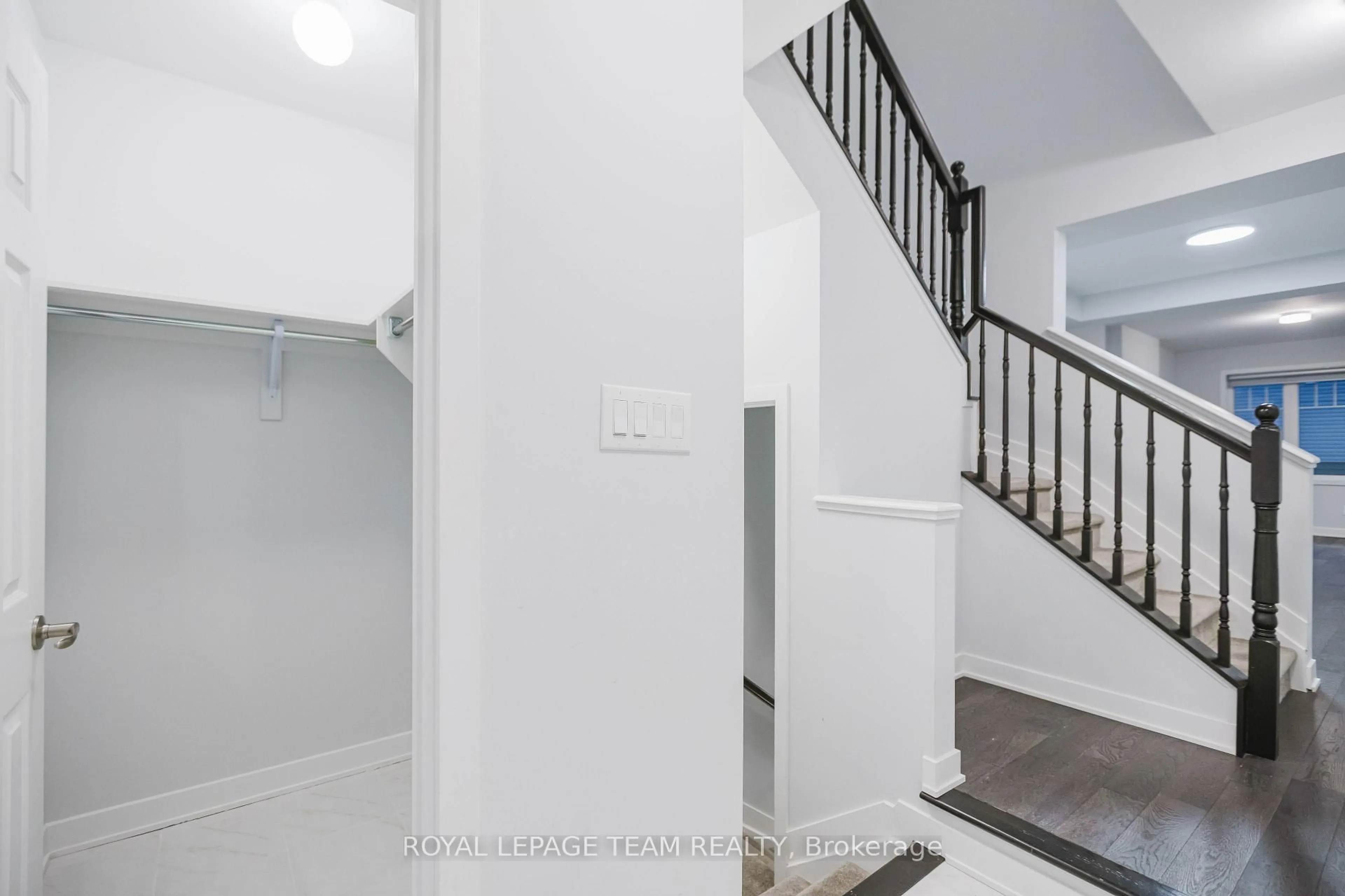Stairs for 2123 Winsome Terr, Orleans Ontario K4A 5N1