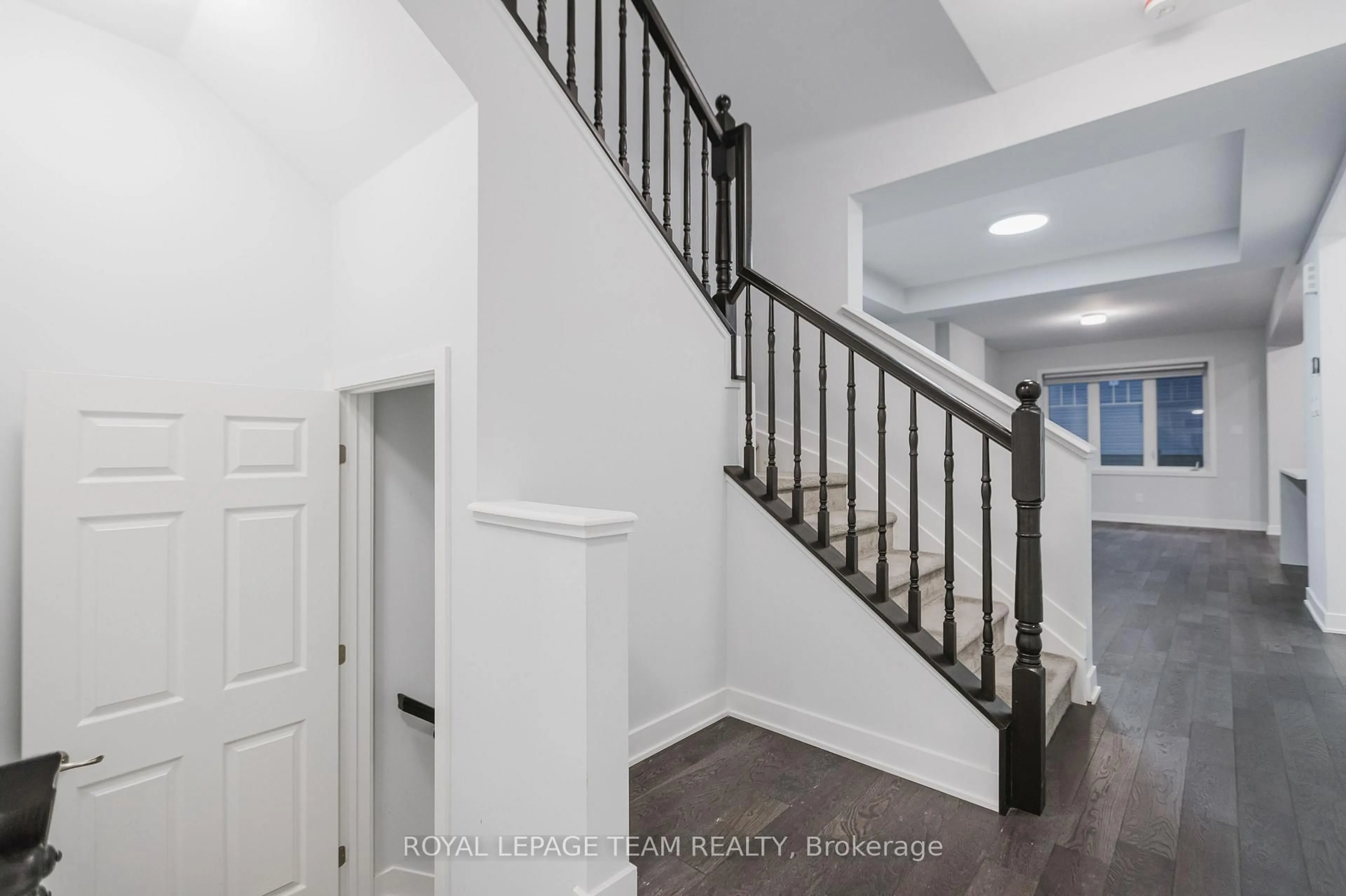 Indoor entryway for 2123 Winsome Terr, Orleans Ontario K4A 5N1