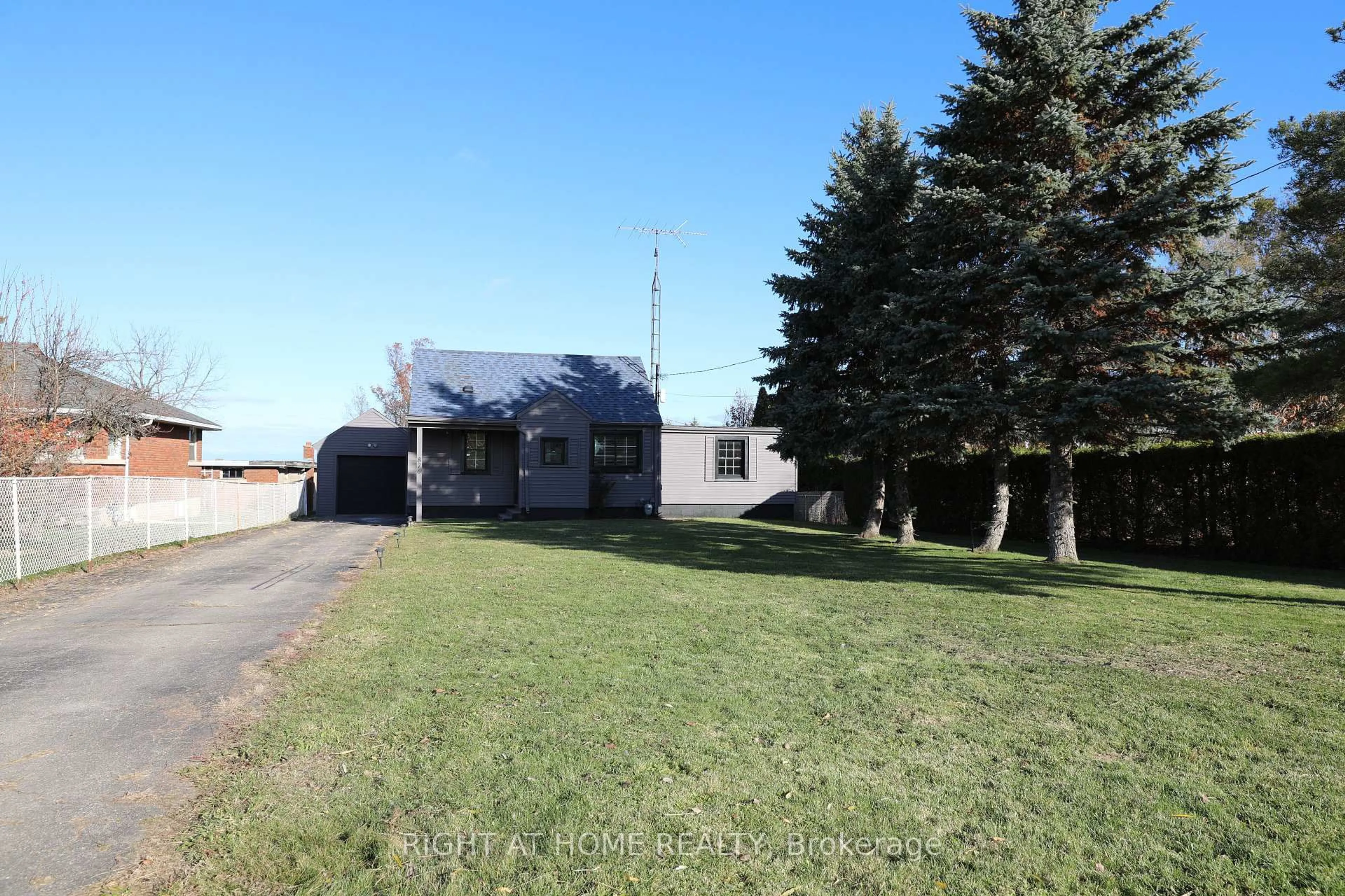 A pic from outside/outdoor area/front of a property/back of a property/a pic from drone, street for 876 Queenston Rd, Niagara-on-the-Lake Ontario L0S 1J0