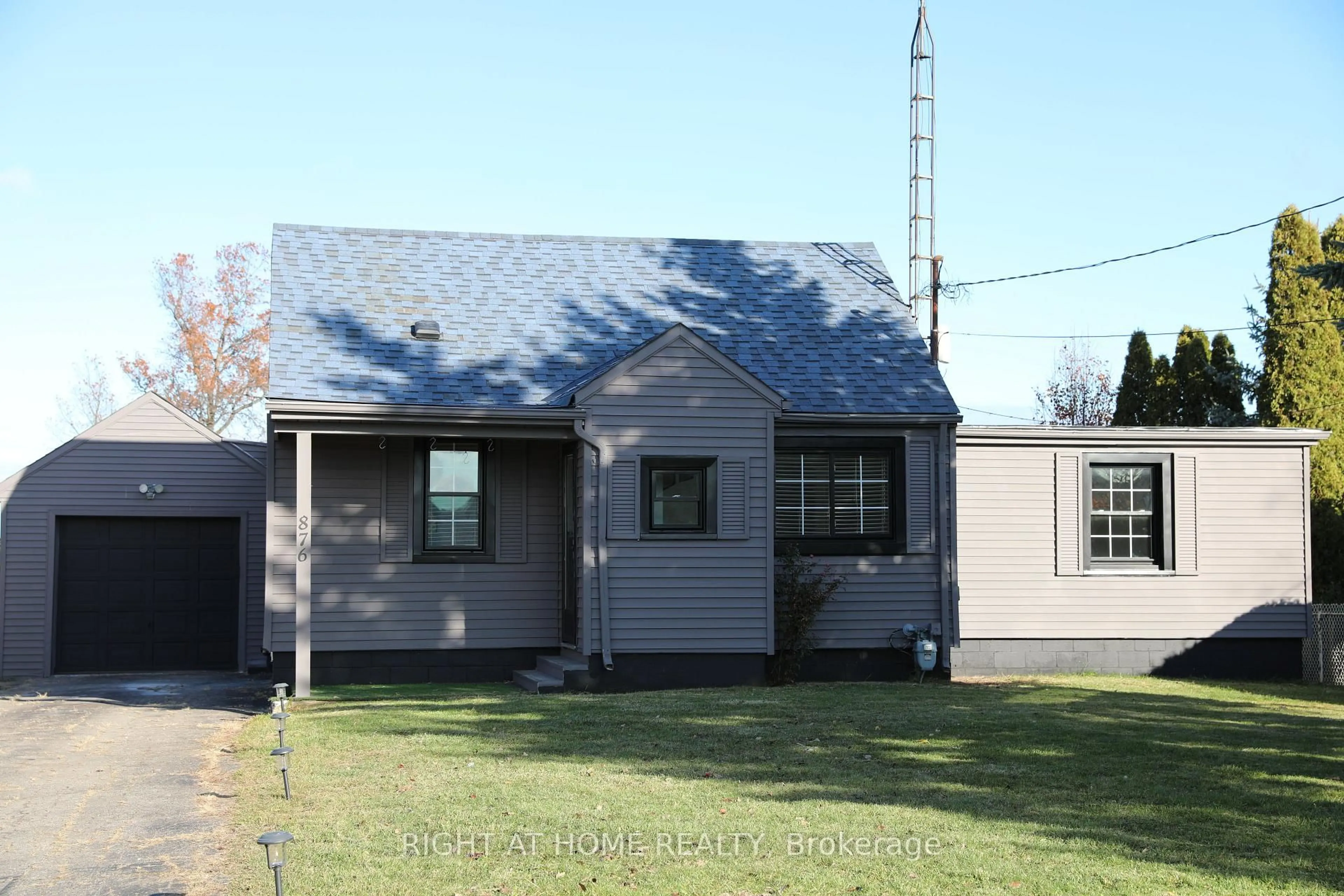 Home with vinyl exterior material, street for 876 Queenston Rd, Niagara-on-the-Lake Ontario L0S 1J0