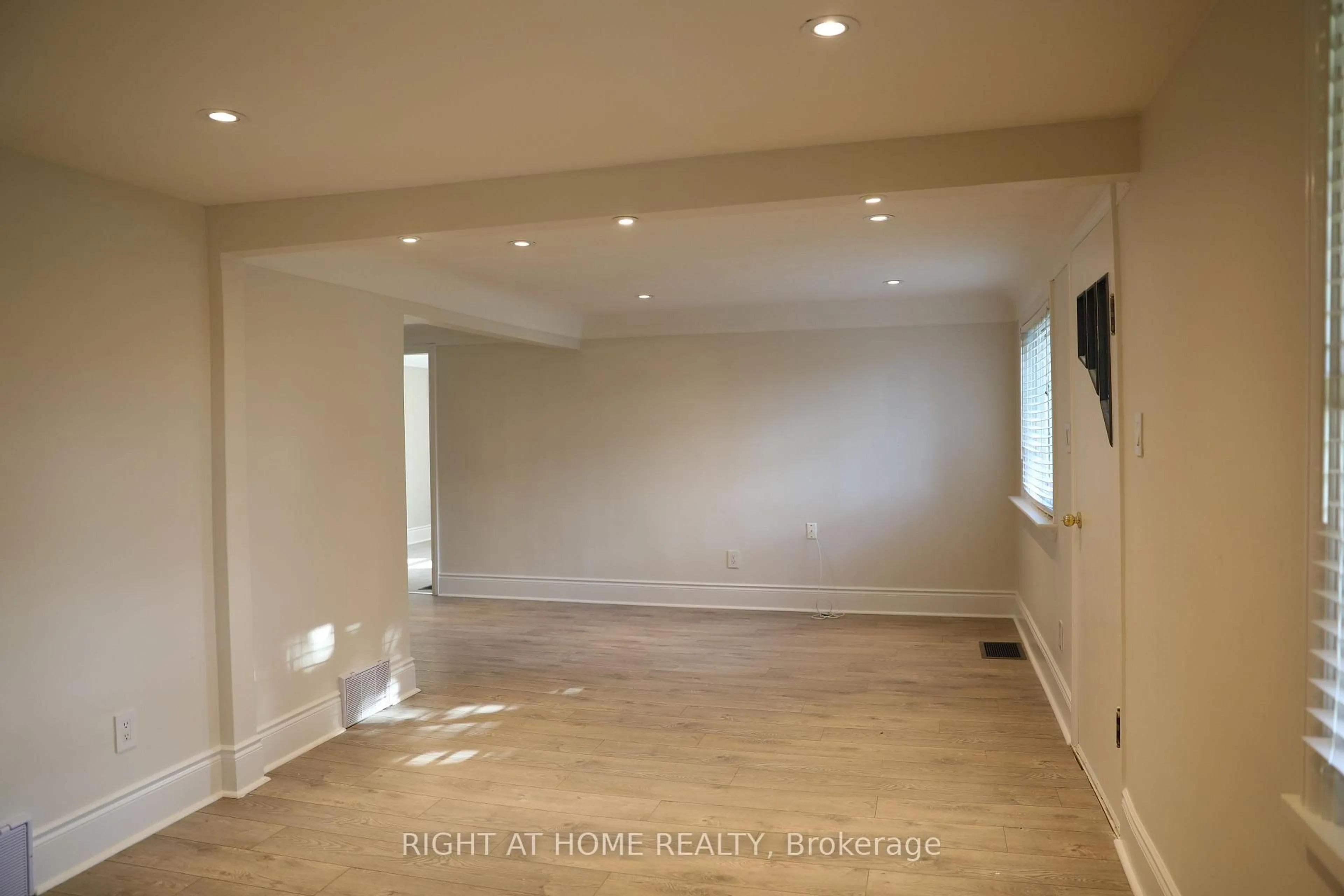 A pic of a room for 876 Queenston Rd, Niagara-on-the-Lake Ontario L0S 1J0