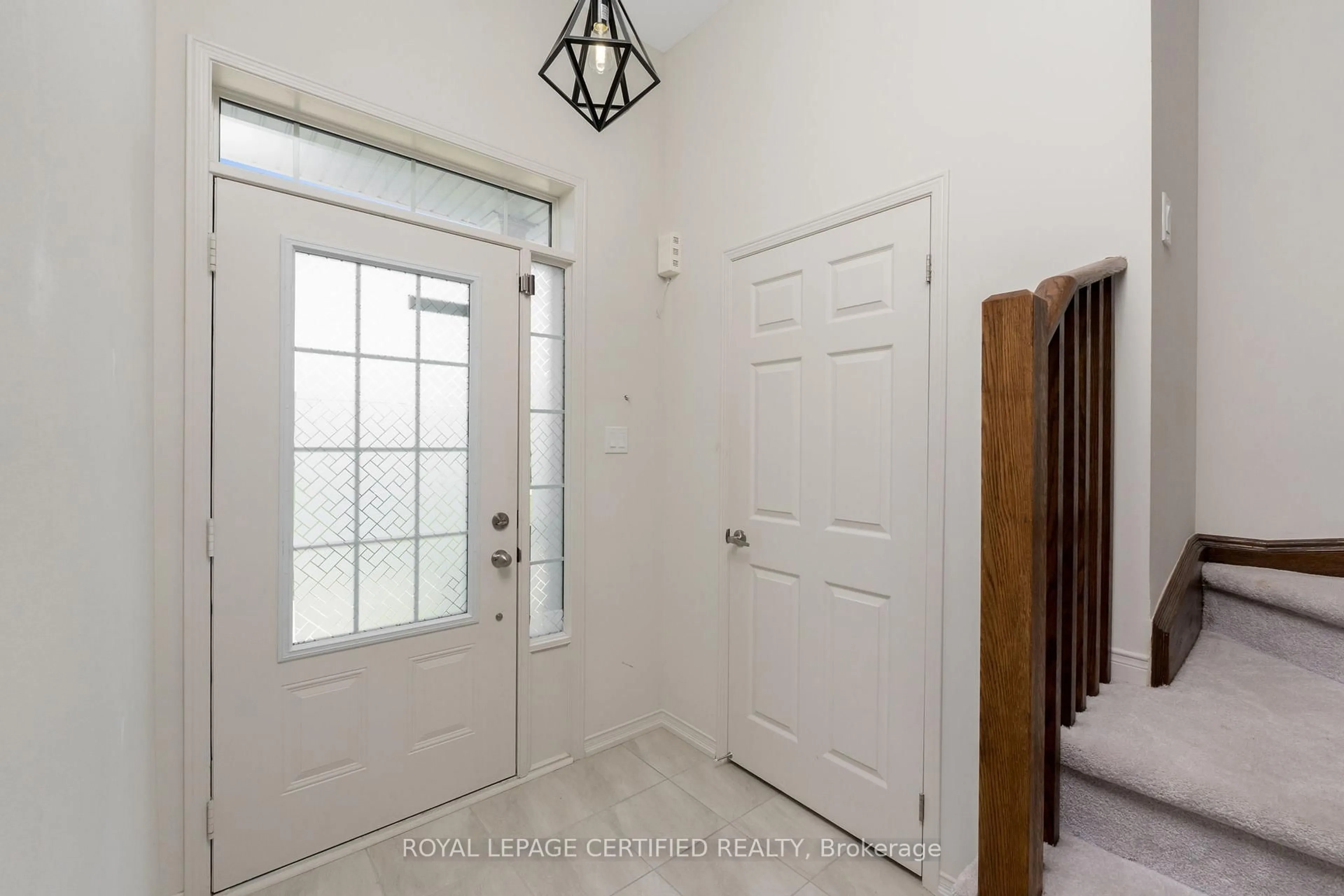 Indoor entryway for 25 Elliot St #2, Centre Wellington Ontario N1M 0H6