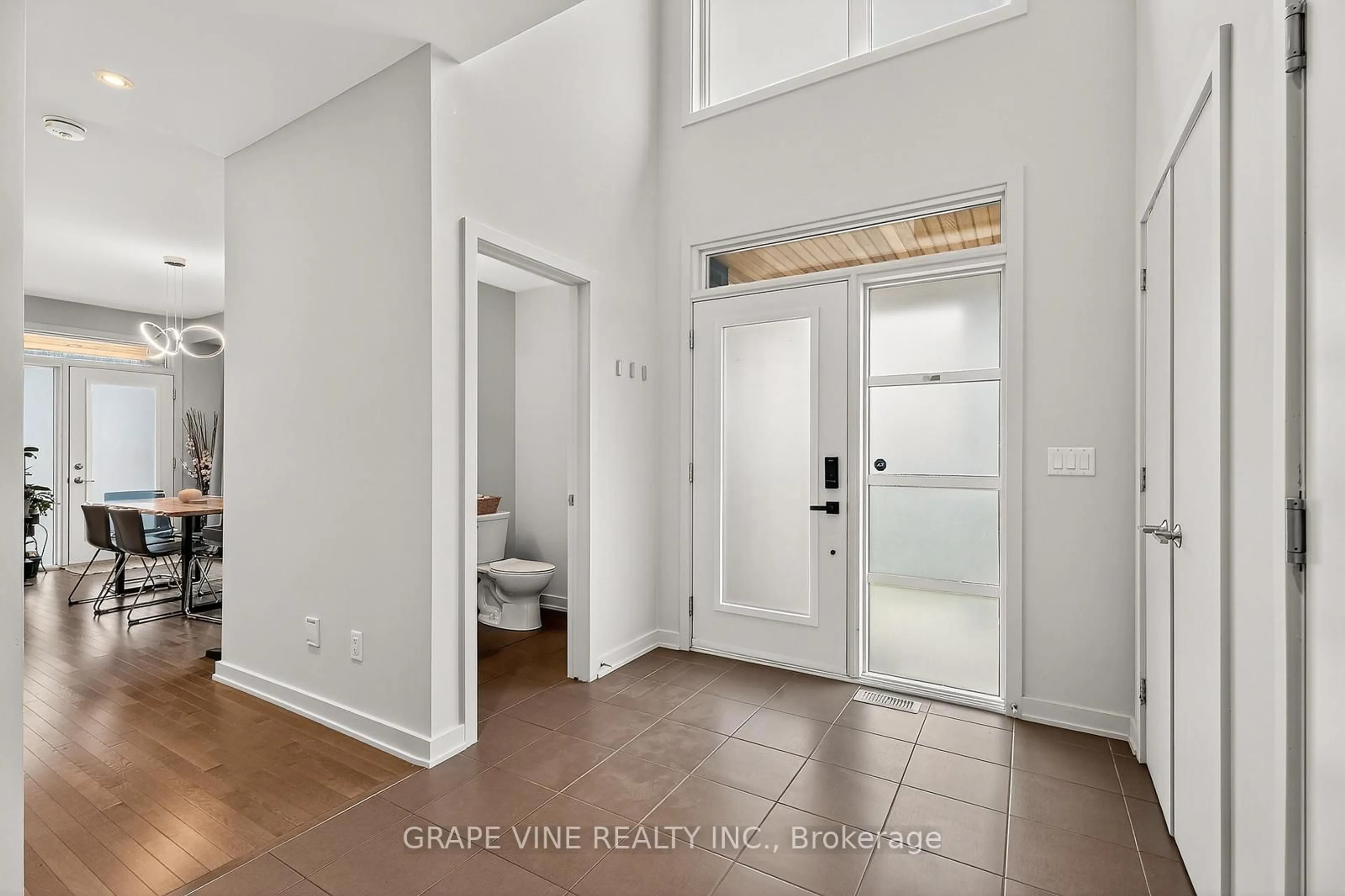 Indoor entryway for 145 Larimar Circ, Ottawa Ontario K1X 0B6