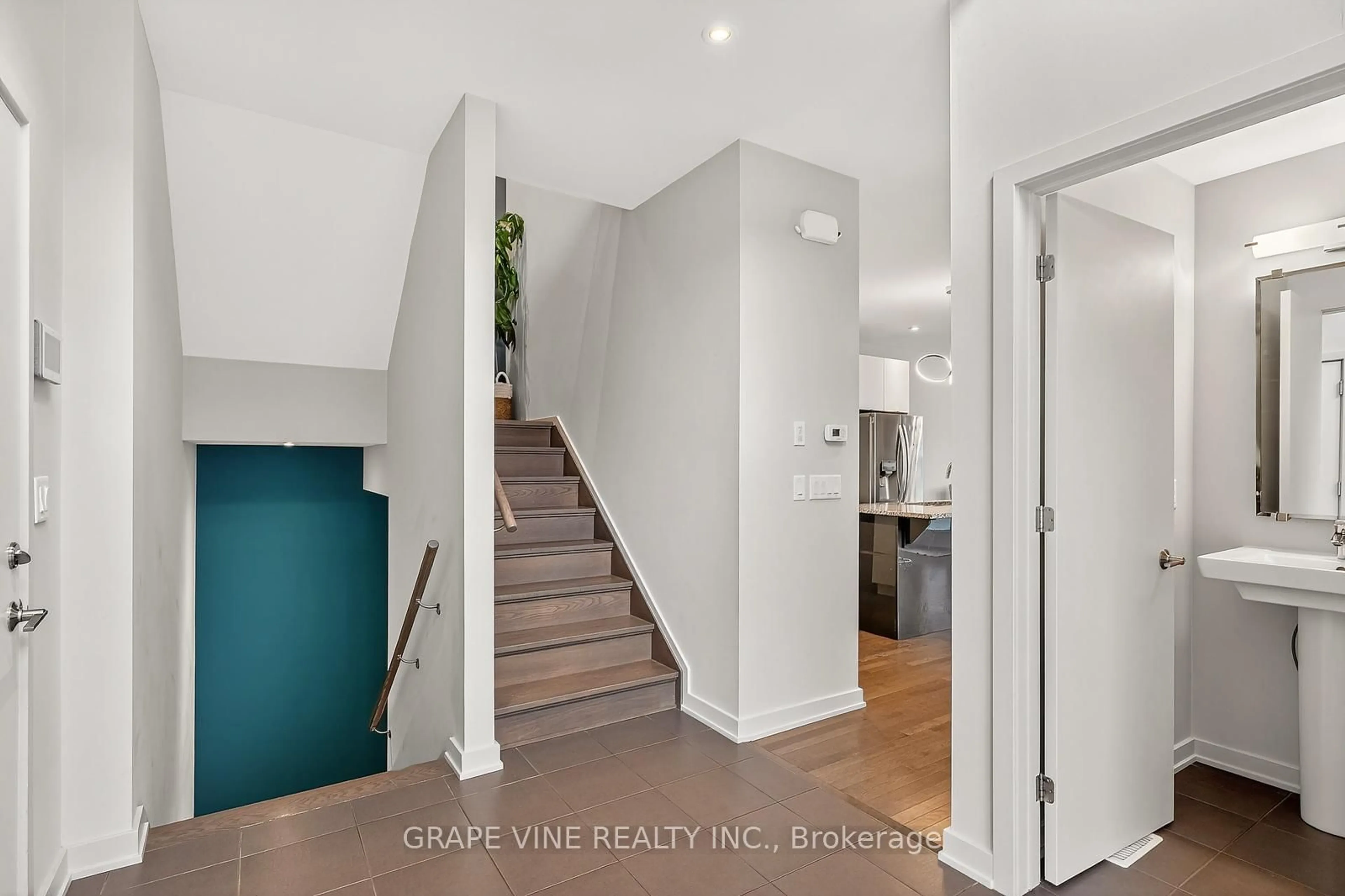 Indoor entryway for 145 Larimar Circ, Ottawa Ontario K1X 0B6